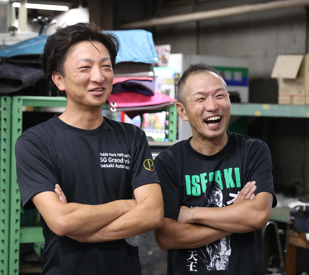 予選9Rで1着の荒尾聡（左）は3着の西原智昭と笑顔でレースビデオを見る（撮影・柴田隆二）