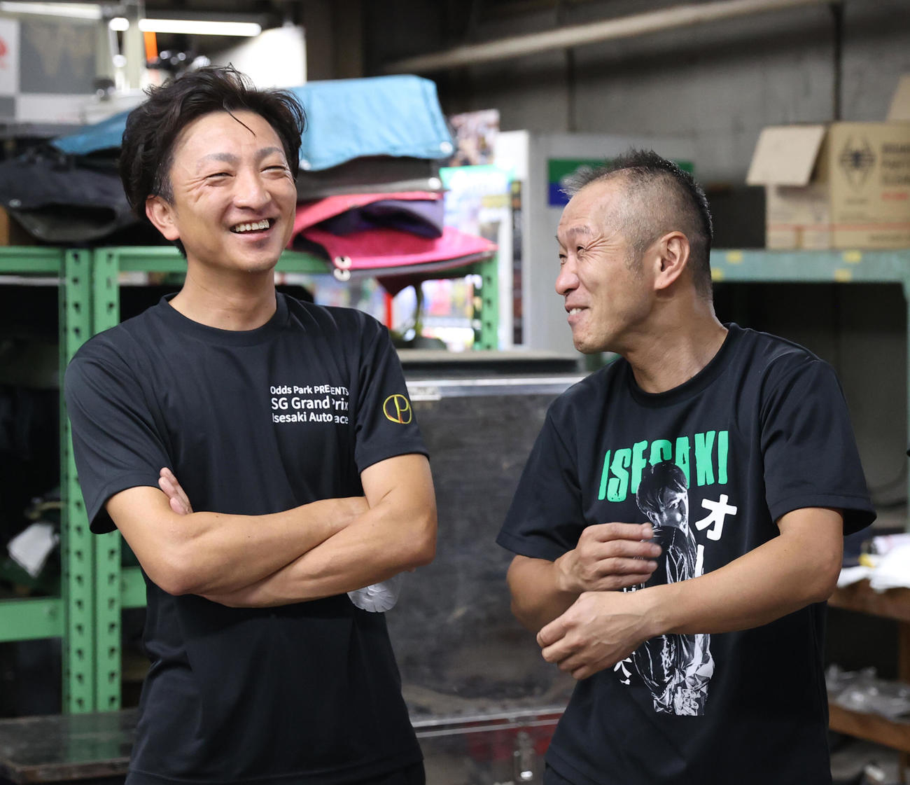 予選9Rで1着の荒尾聡（左）は3着の西原智昭と笑顔でレースビデオを見る（撮影・柴田隆二）