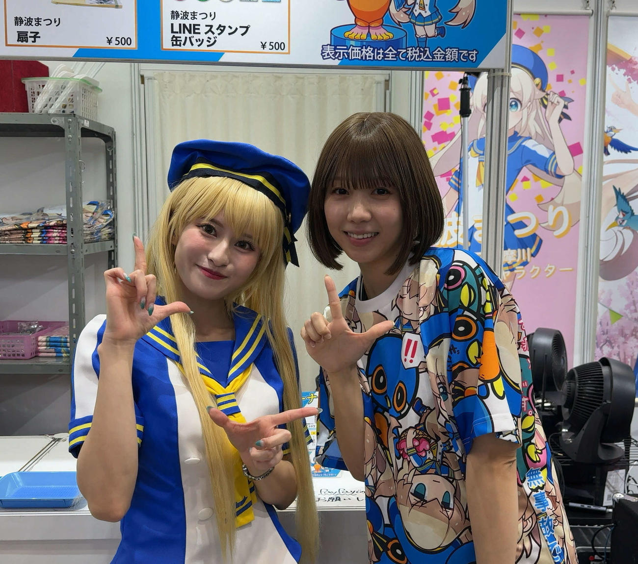 多摩川ボートのYouTubeに出演する、きゅみ（左）とレナが、多摩川ボートのブースでアピールした