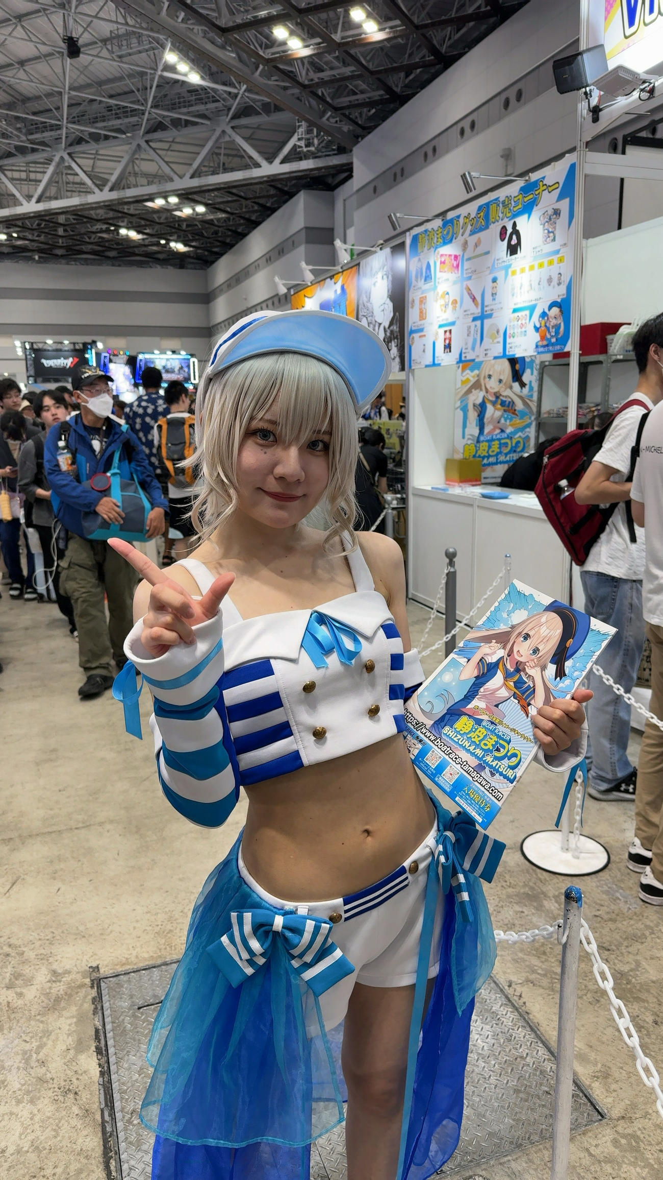 多摩川ボートのブース前では、深月りんさんが冊子を配布した