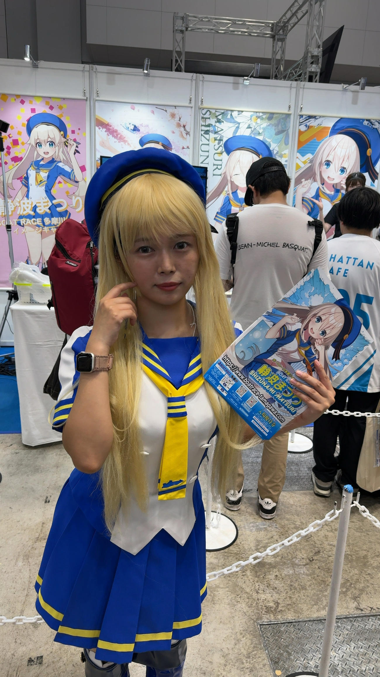 多摩川ボートの冊子を配布する、静波まつりのコスプレをする山本美夢さん
