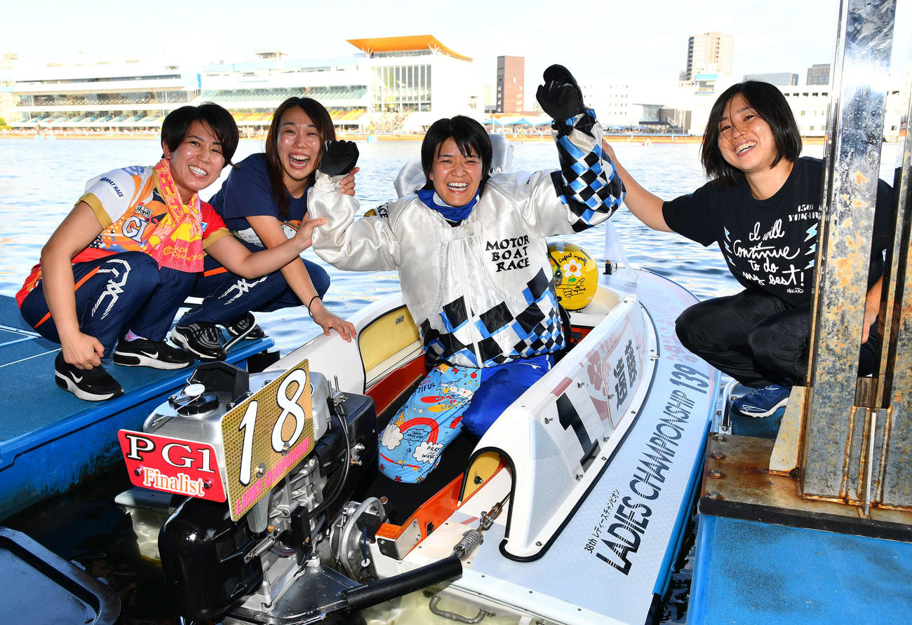 連覇を果たした遠藤エミ（左から3人目）は、左から落合直子、今井美亜、1人おいて樋口由加里に祝福される（撮影・岩下翔太）