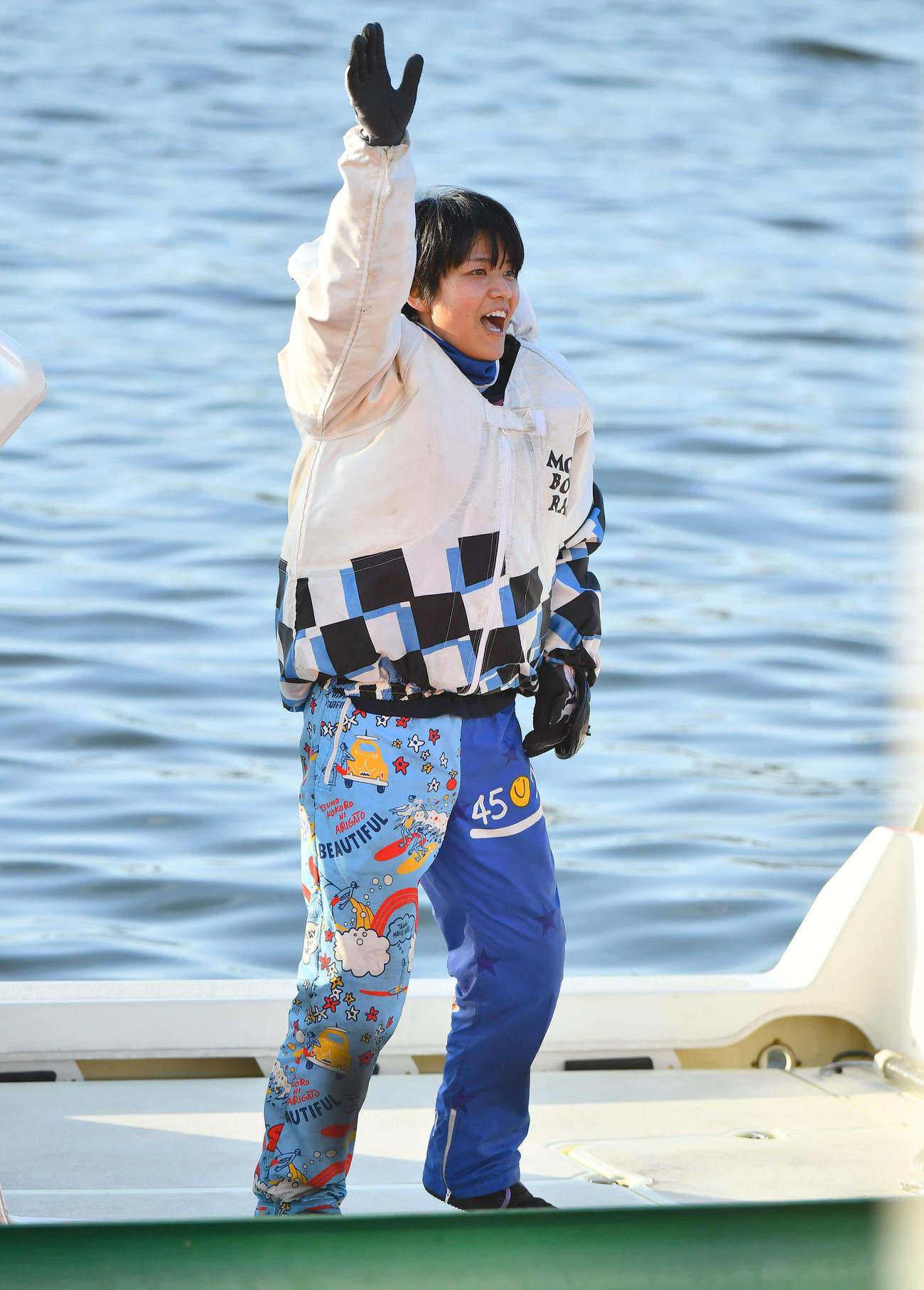 ウイニングランでファンに手を振る遠藤エミ（撮影・岩下翔太）