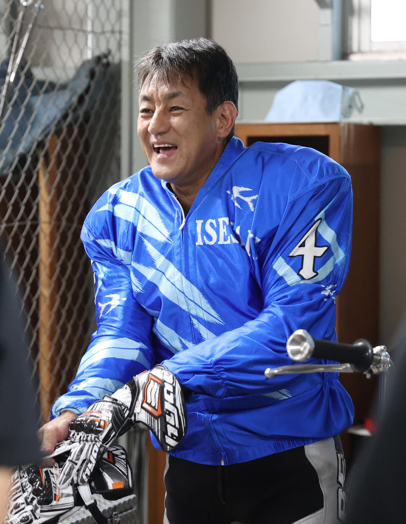 予選8Rで1着の岡部聡は笑顔を見せる（撮影・柴田隆二）