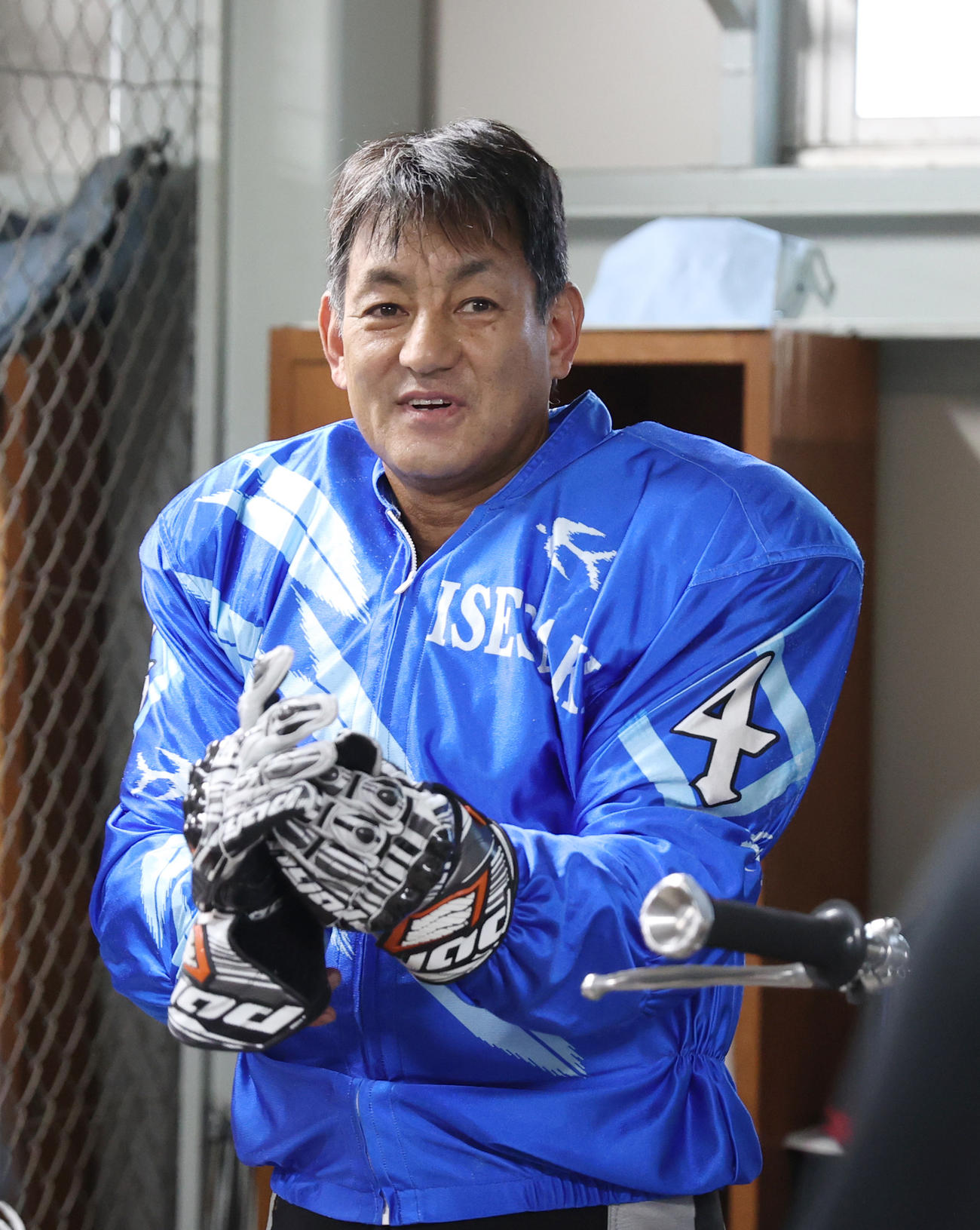予選8Rで1着の岡部聡は笑顔を見せる（撮影・柴田隆二）
