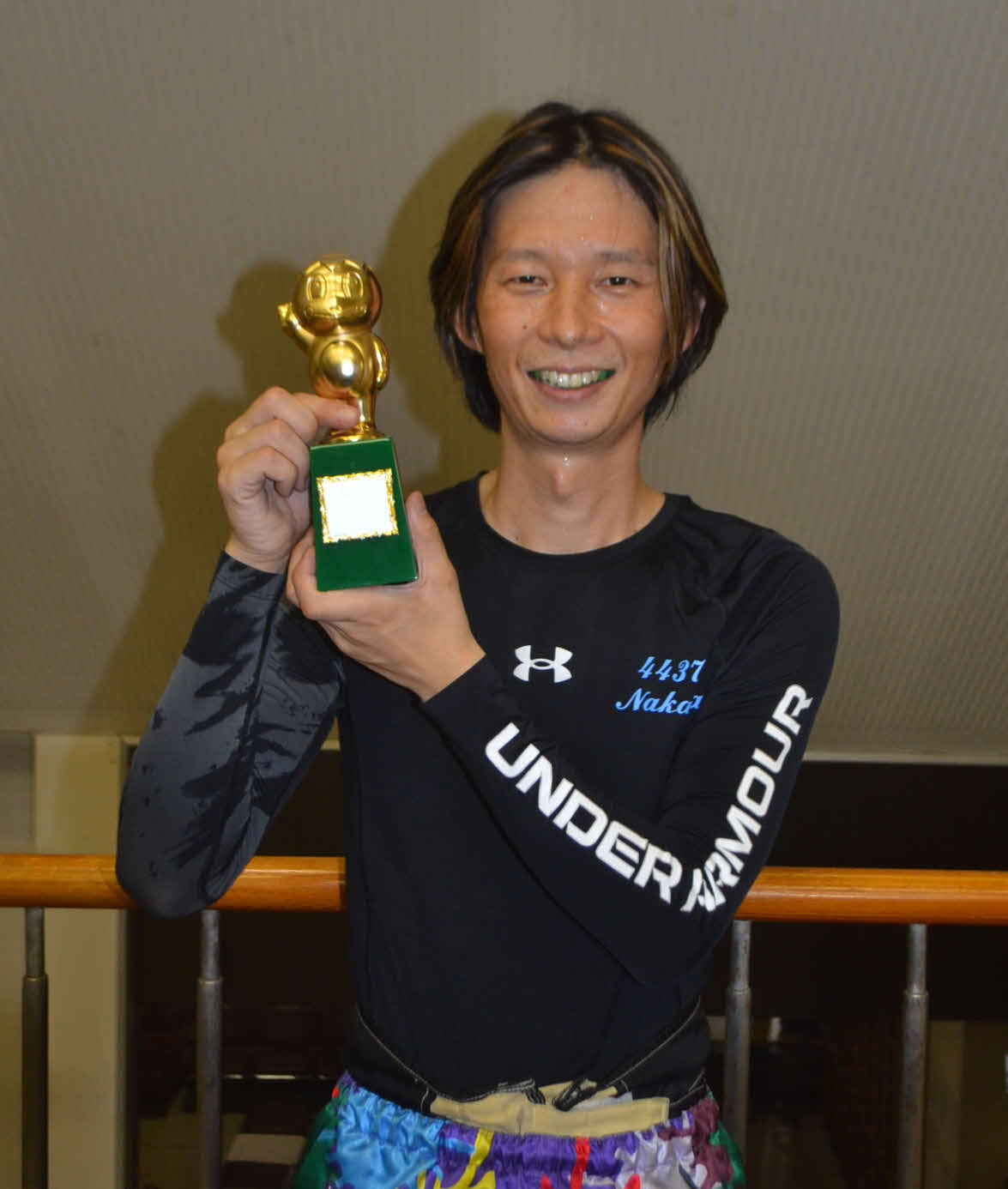 イン逃げを決めて今年初優勝した中田元泰は、かっぱくんトロフィーを笑顔で掲げた
