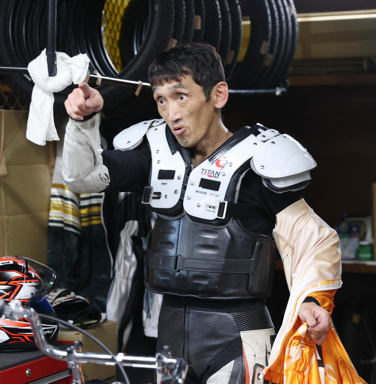 予選5Rで1着の伊藤信夫は勝負服を脱ぐ（撮影・柴田隆二）