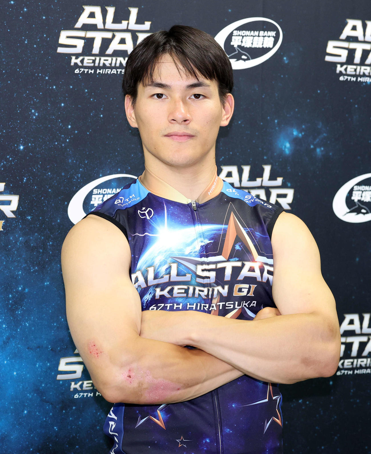 ポーズを決める太田海也（撮影・鈴木正人）