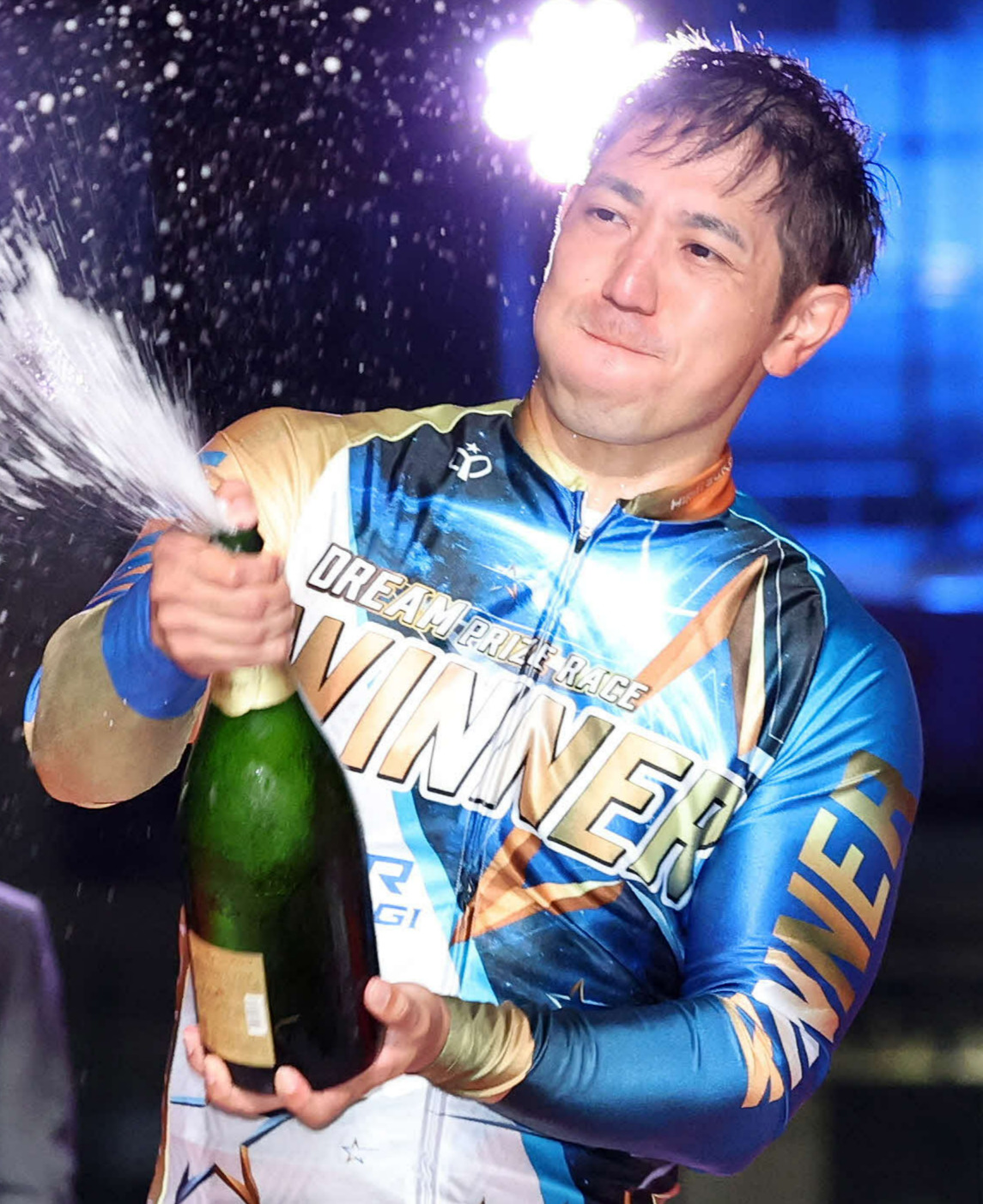 シャンパンファイトする松浦悠士（撮影・鈴木正人）