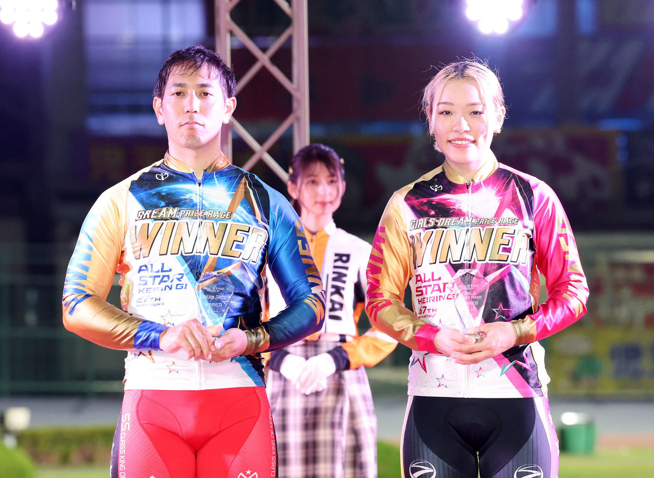 トロフィーを手に笑顔の松浦悠士（左）と佐藤水菜