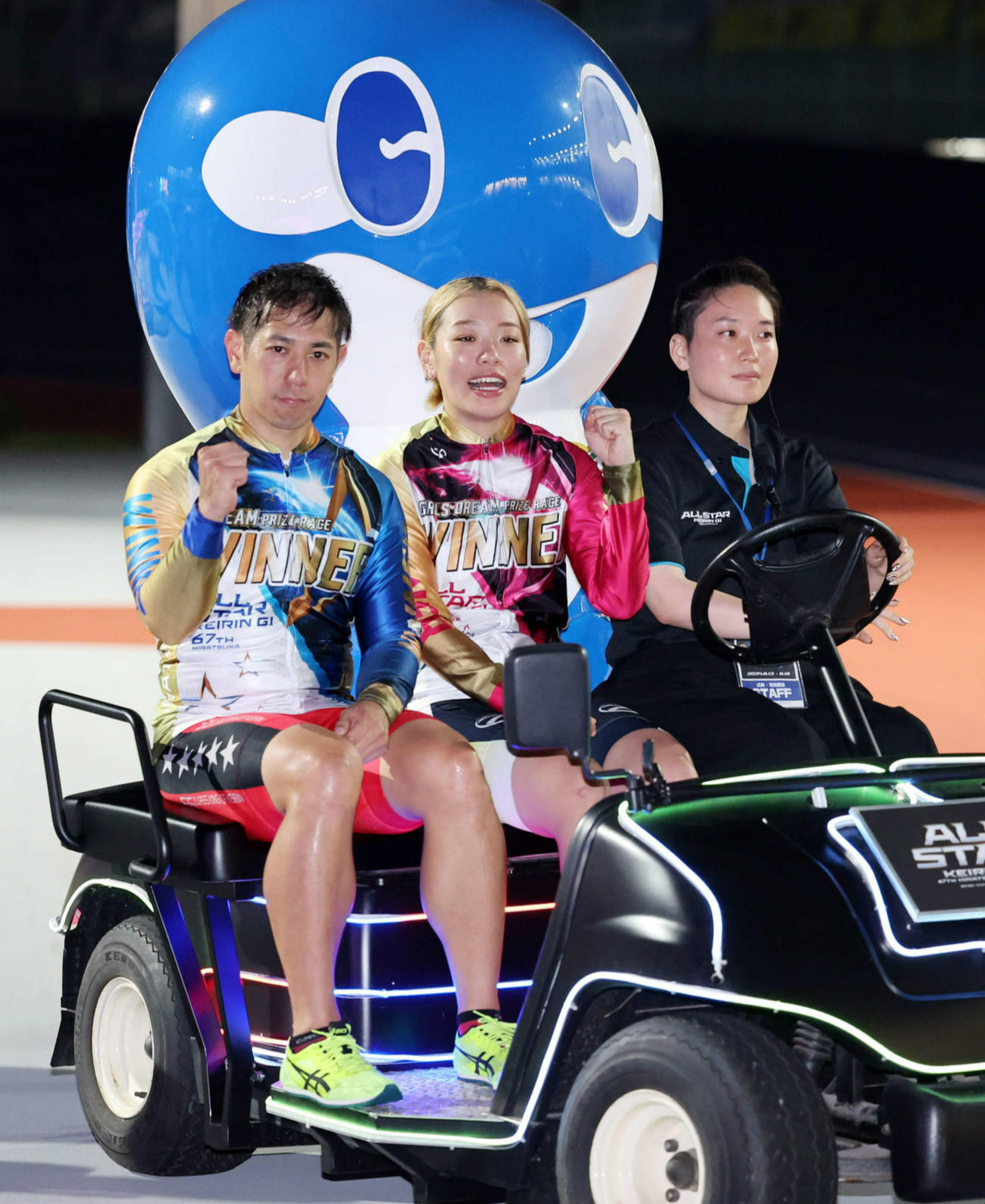 表彰式から引き揚げる松浦悠士（左）と佐藤水菜（中央）