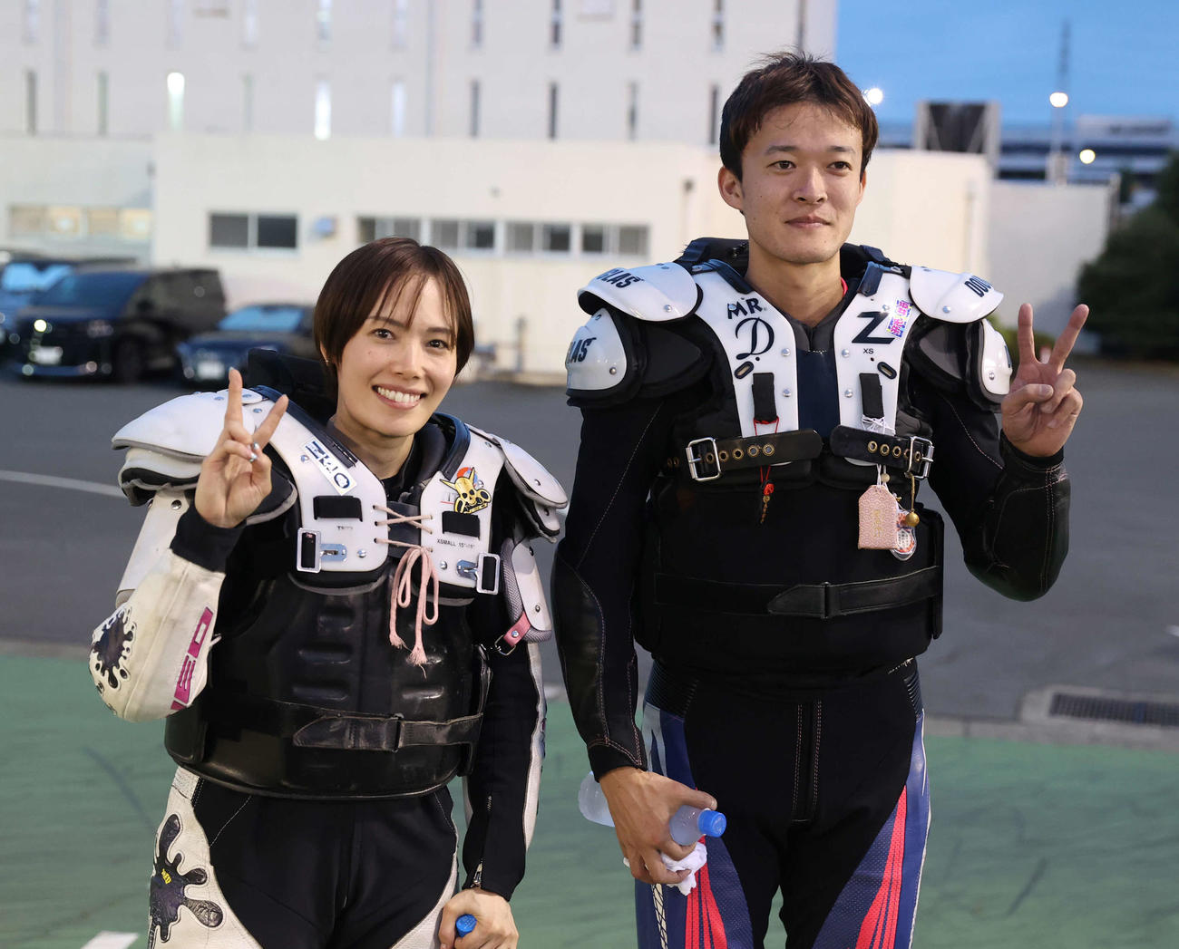 準決勝戦9Rで1着の佐藤摩弥（左）は2着の森本優佑と喜ぶ（撮影・柴田隆二）