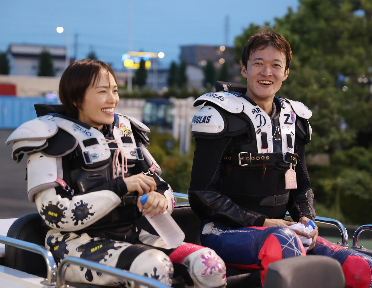 準決勝戦9Rで1着の佐藤摩弥（左）と2着の森本優佑はファンに報告するためステージに向かう（撮影・柴田隆二）