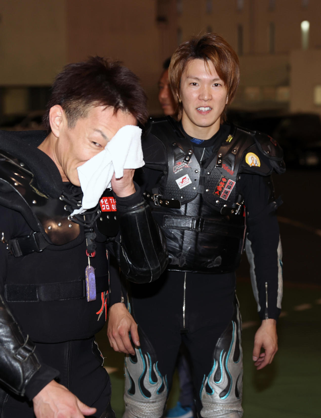 準決勝戦11Rで1着の鈴木圭一郎は笑顔を見せる、左は2着の鈴木宏和（撮影・柴田隆二）