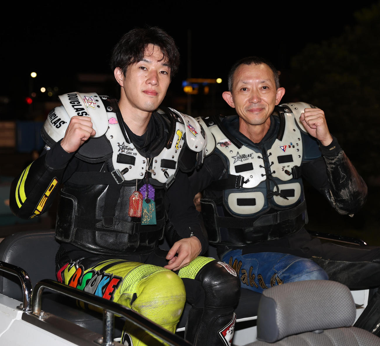 準決勝戦10Rで1着の黒川京介（左）と2着の若井友和はガッツポーズする（撮影・柴田隆二）