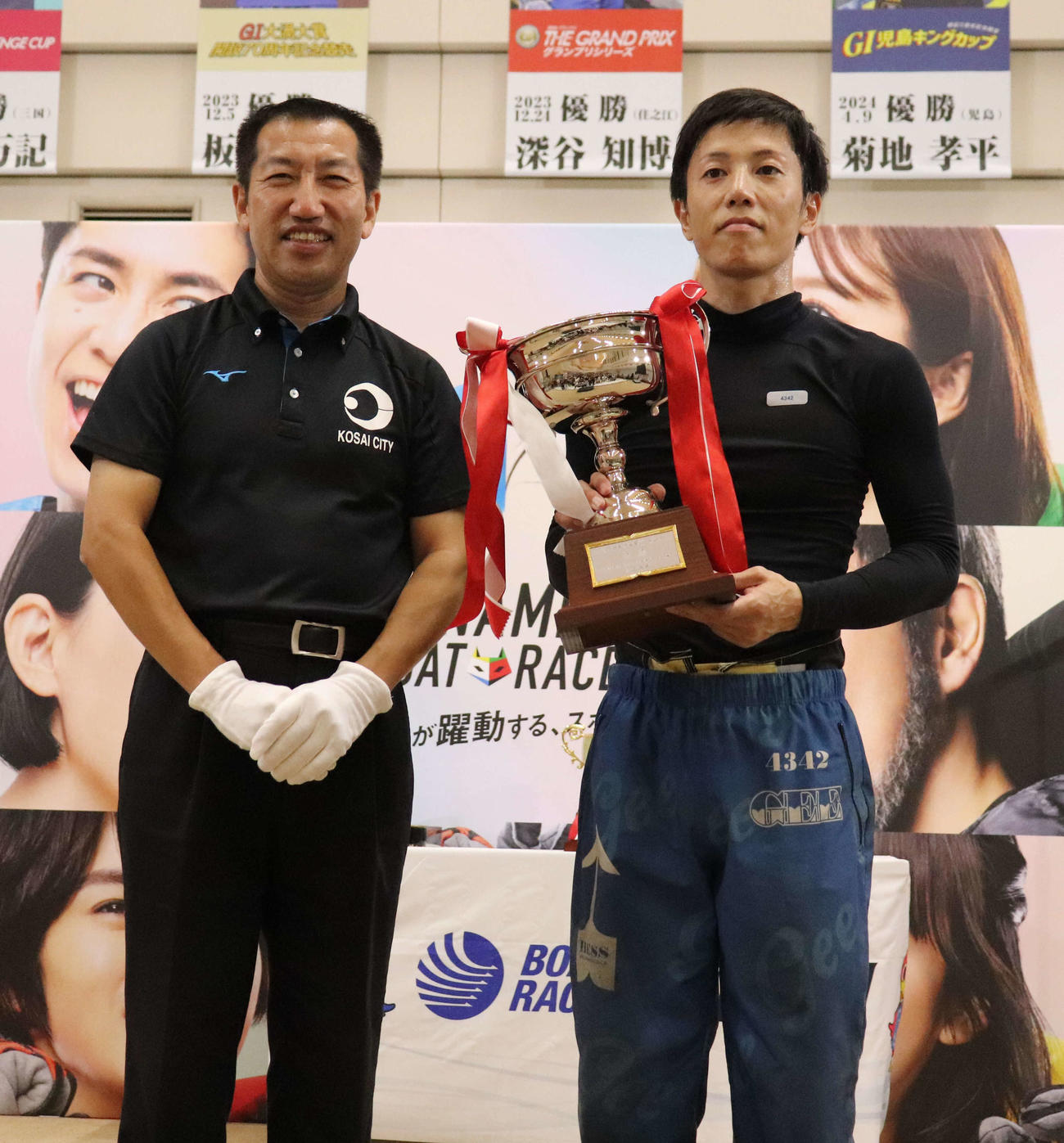 谷野錬志（右）が大逆転でオール静岡初優勝を決めた（左は影山剛士・湖西市長）