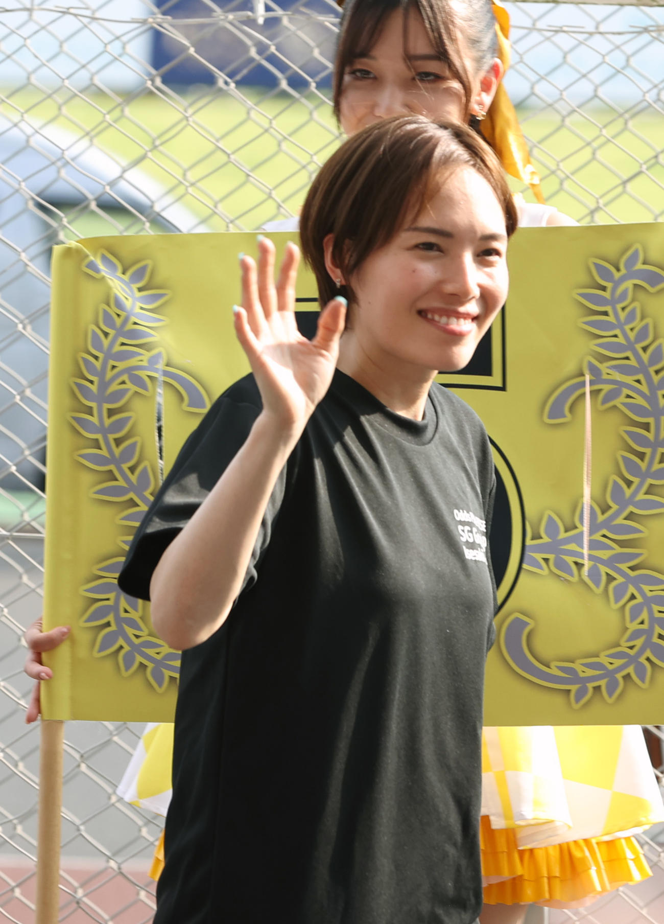 優勝戦出場選手紹介でファンに手を振る佐藤摩弥（撮影・柴田隆二）