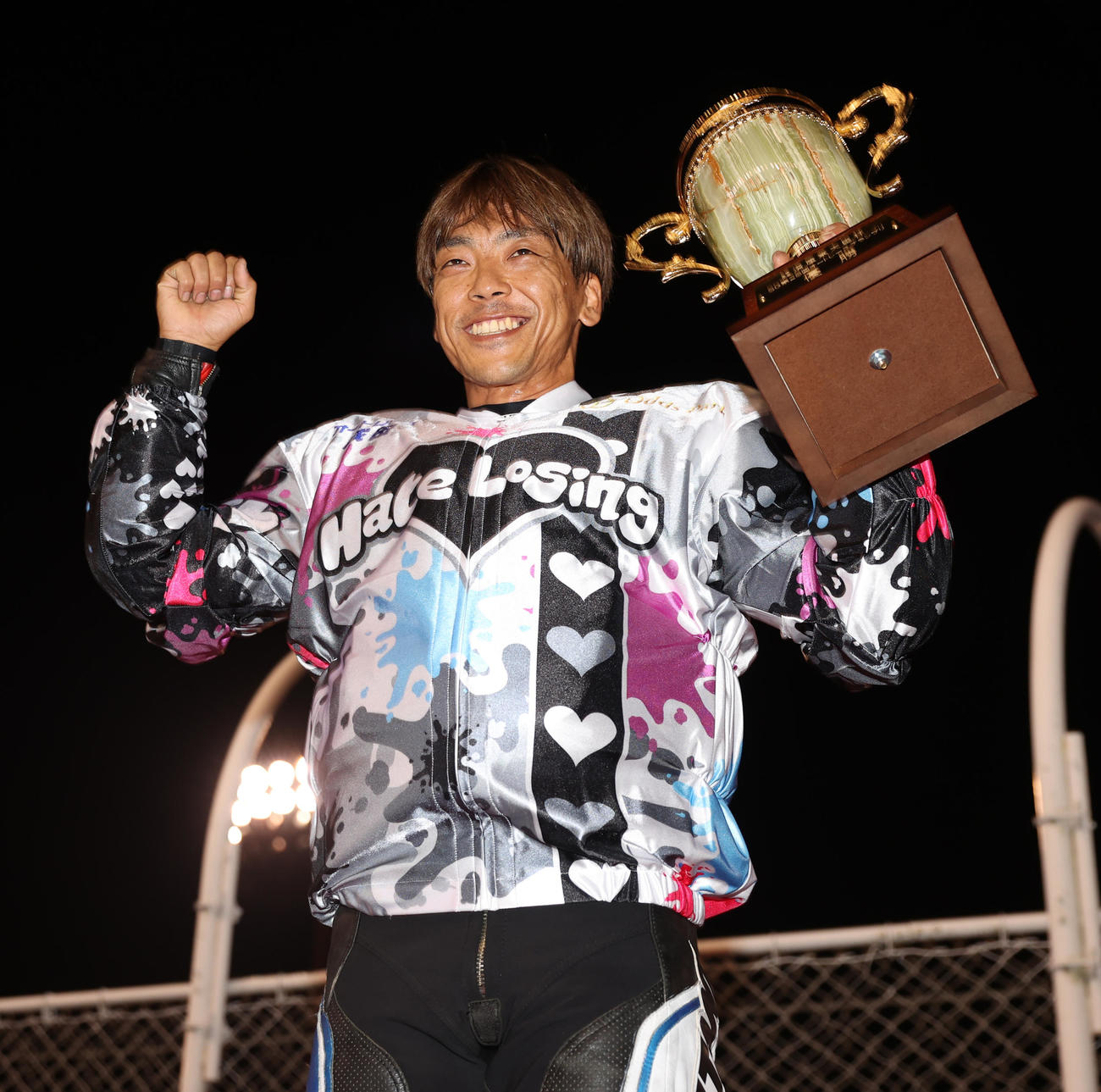 優勝した青山周平は優勝杯を掲げる（撮影・柴田隆二）