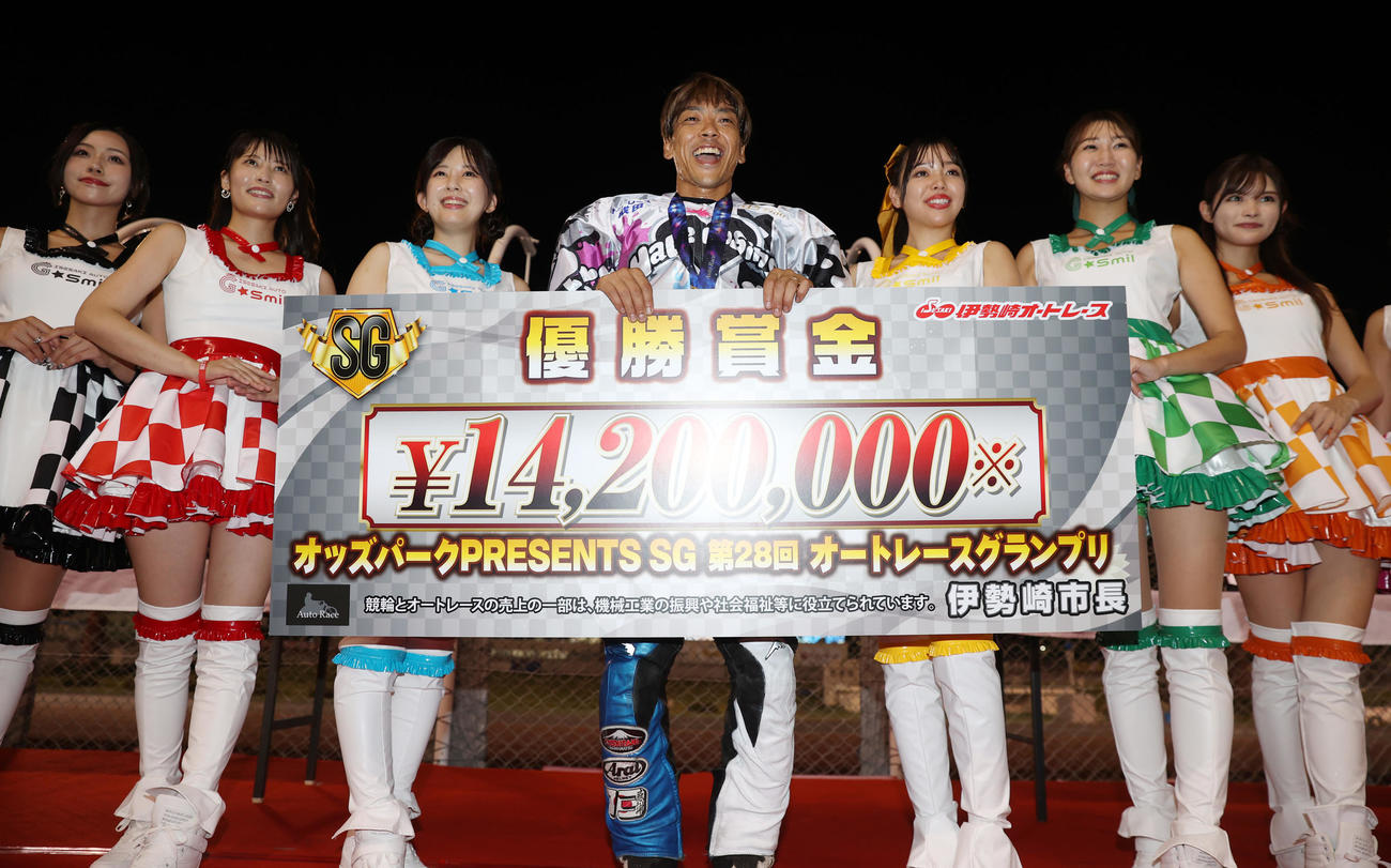 優勝した青山周平はG★smilと賞金ボードを持ち記念撮影する（撮影・柴田隆二）