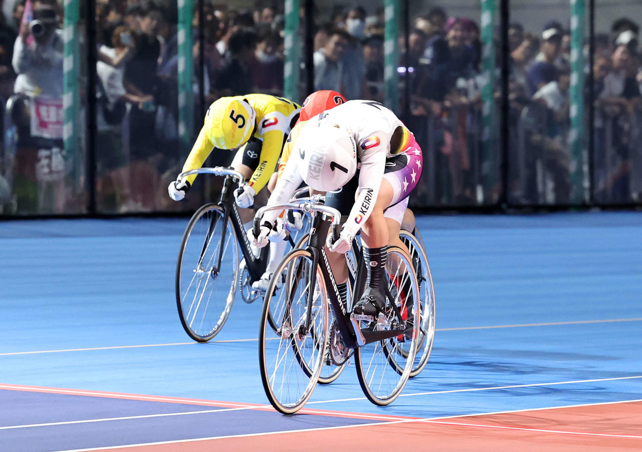 女子オールスター決勝を制した佐藤水菜（手前）（撮影・鈴木正人）