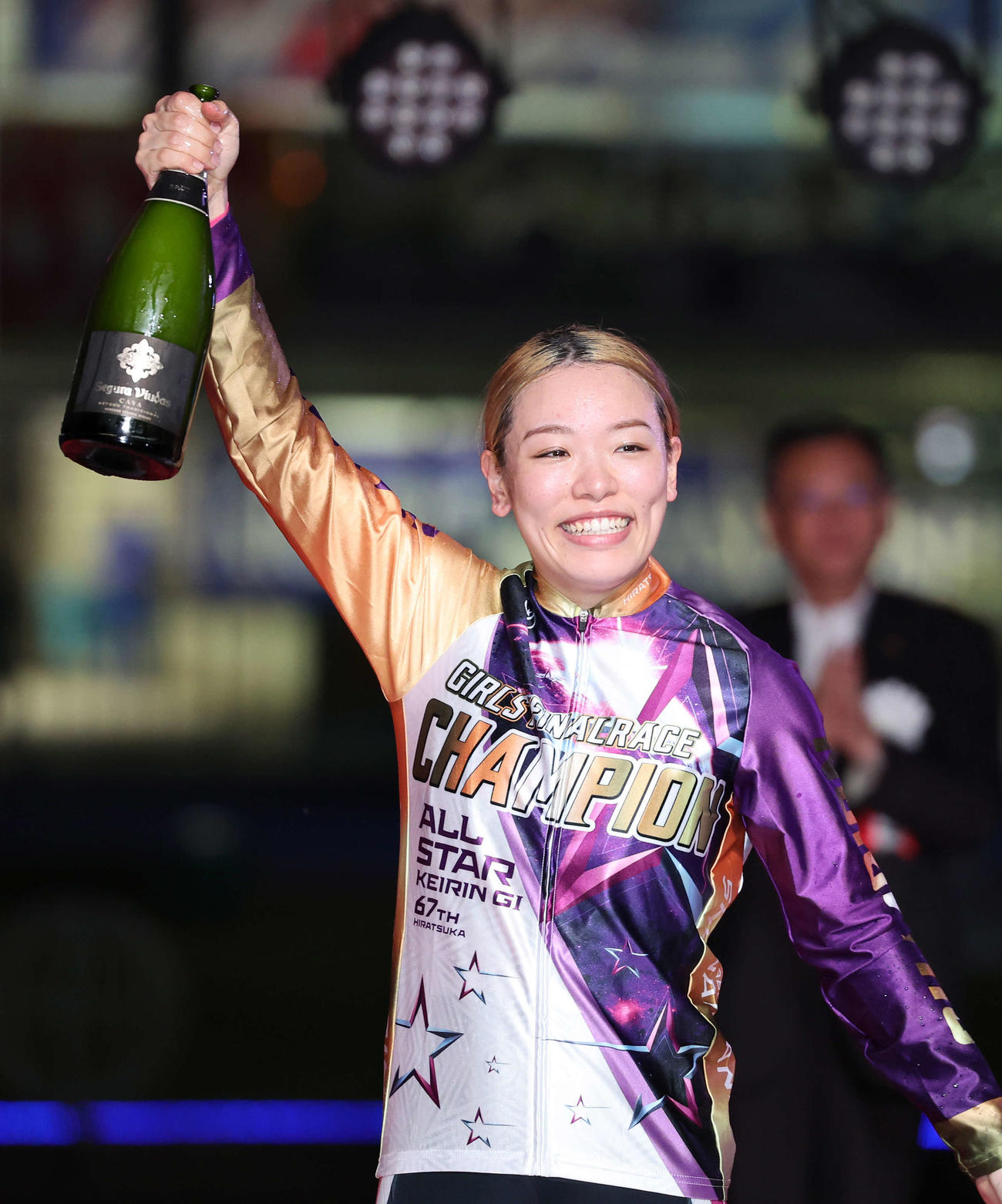 女子オールスター決勝を制し笑顔を見せる佐藤水菜（撮影・鈴木正人）