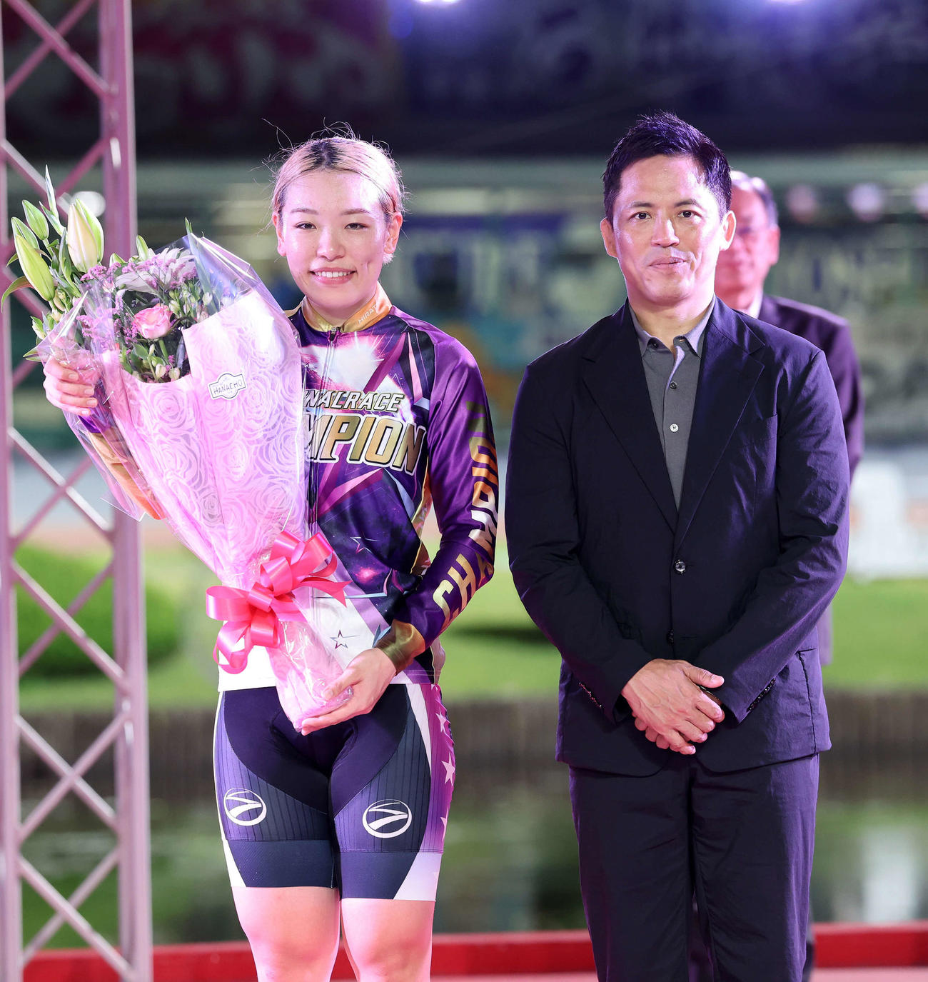 女子オールスター決勝を制した佐藤水菜（左）とプレゼンター務めた野村忠宏氏（撮影・鈴木正人）