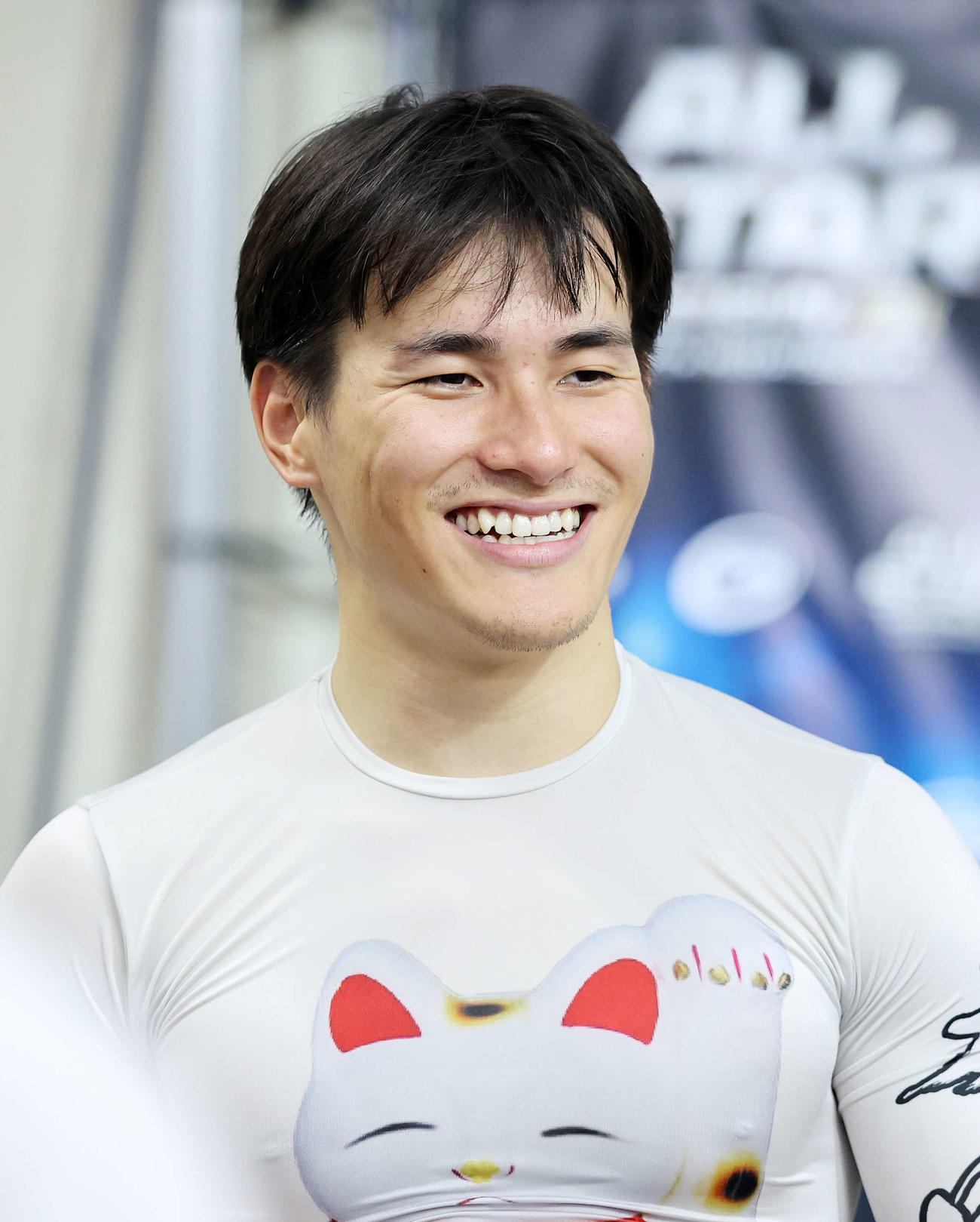 共同会見を終え笑顔で引き揚げる太田海也（撮影・鈴木正人）