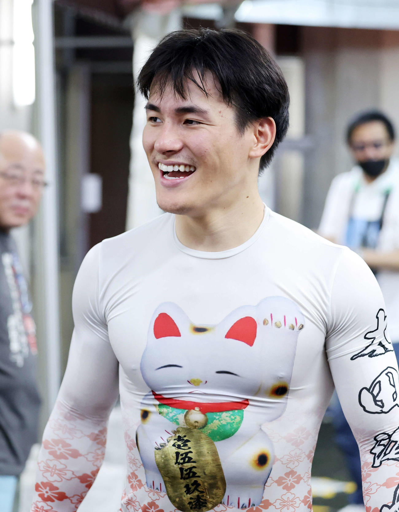 共同会見を終え笑顔で引き揚げる太田海也（撮影・鈴木正人）