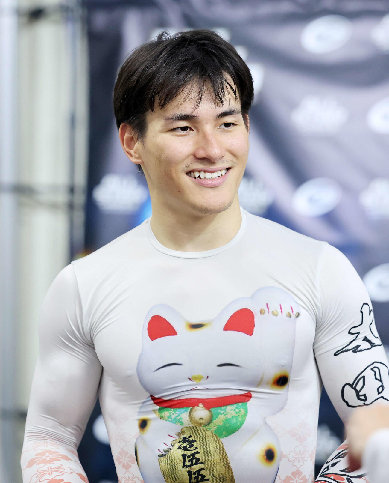 共同会見を終え笑顔で引き揚げる太田海也（撮影・鈴木正人）