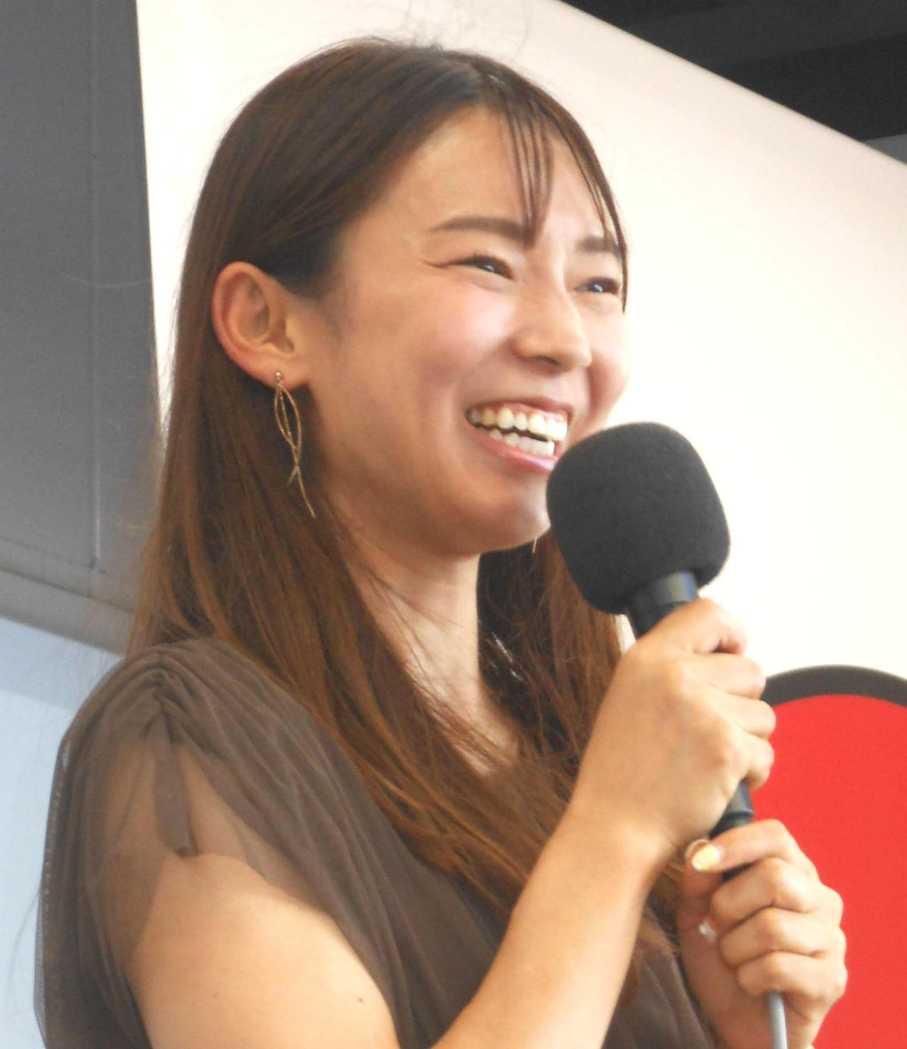 トークショーで笑顔を見せる守屋美穂