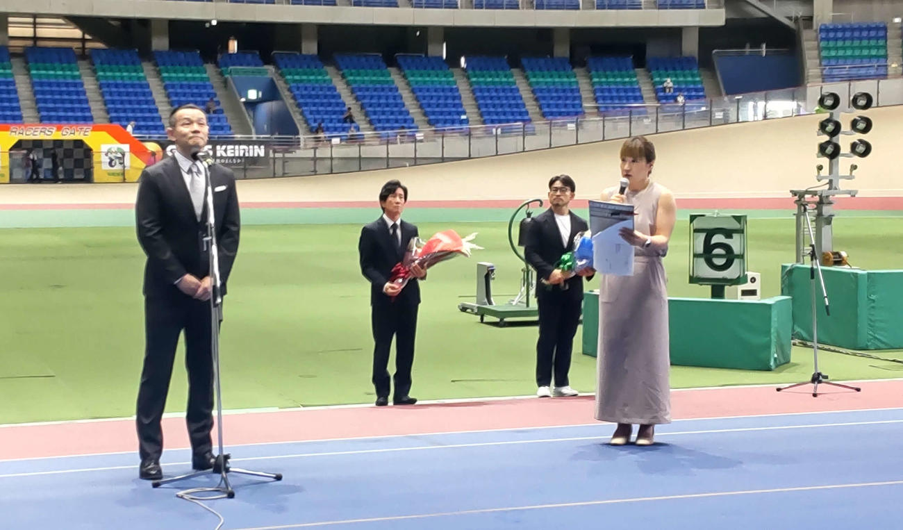 引退報告会でファンにあいさつする稲村成浩さん