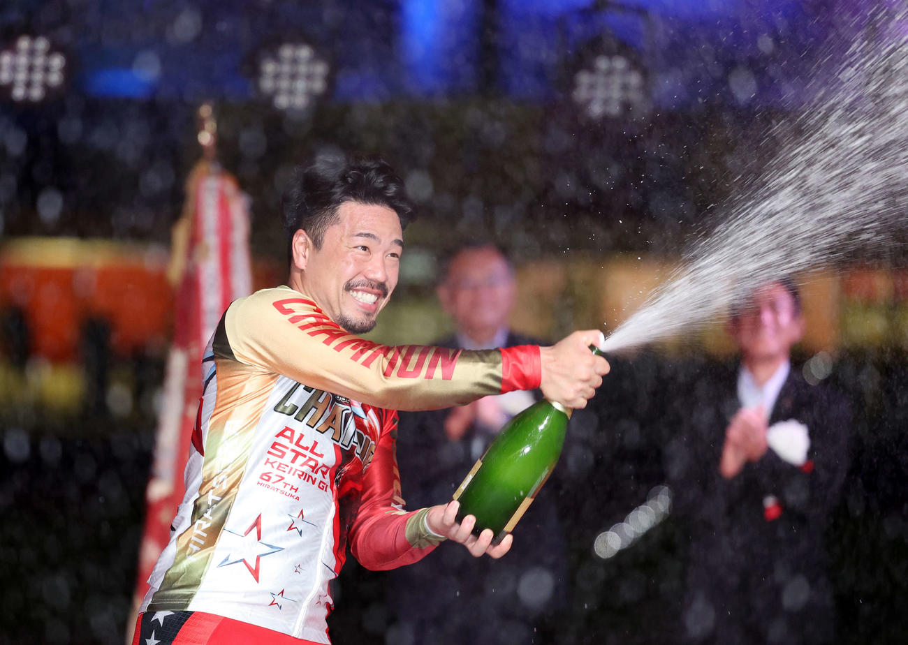 優勝し笑顔でシャンパンファイトする古性優作（撮影・鈴木正人）
