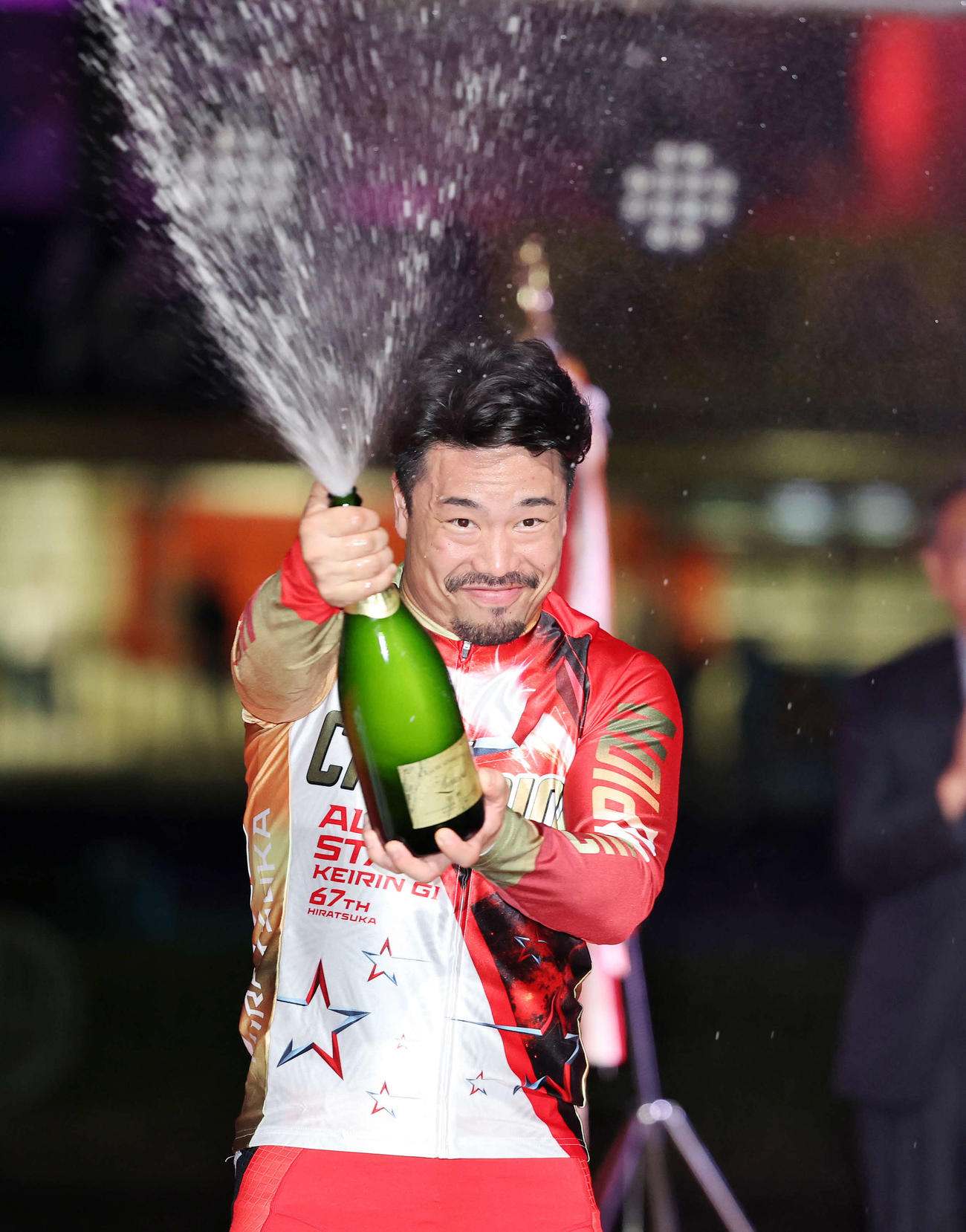 優勝し笑顔でシャンパンファイトする古性優作（撮影・鈴木正人）