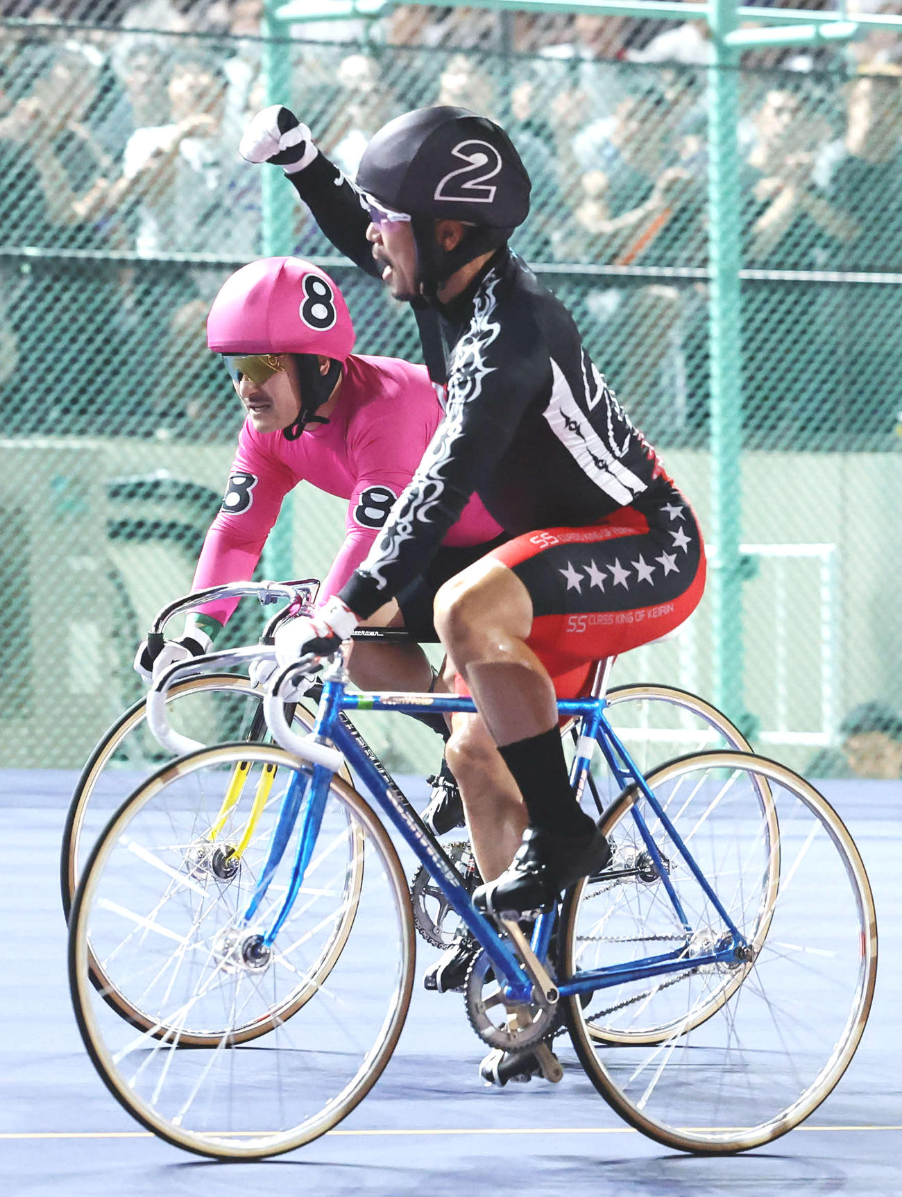 オールスターを制してガッツポーズする古性優作（手前）（撮影・鈴木正人）