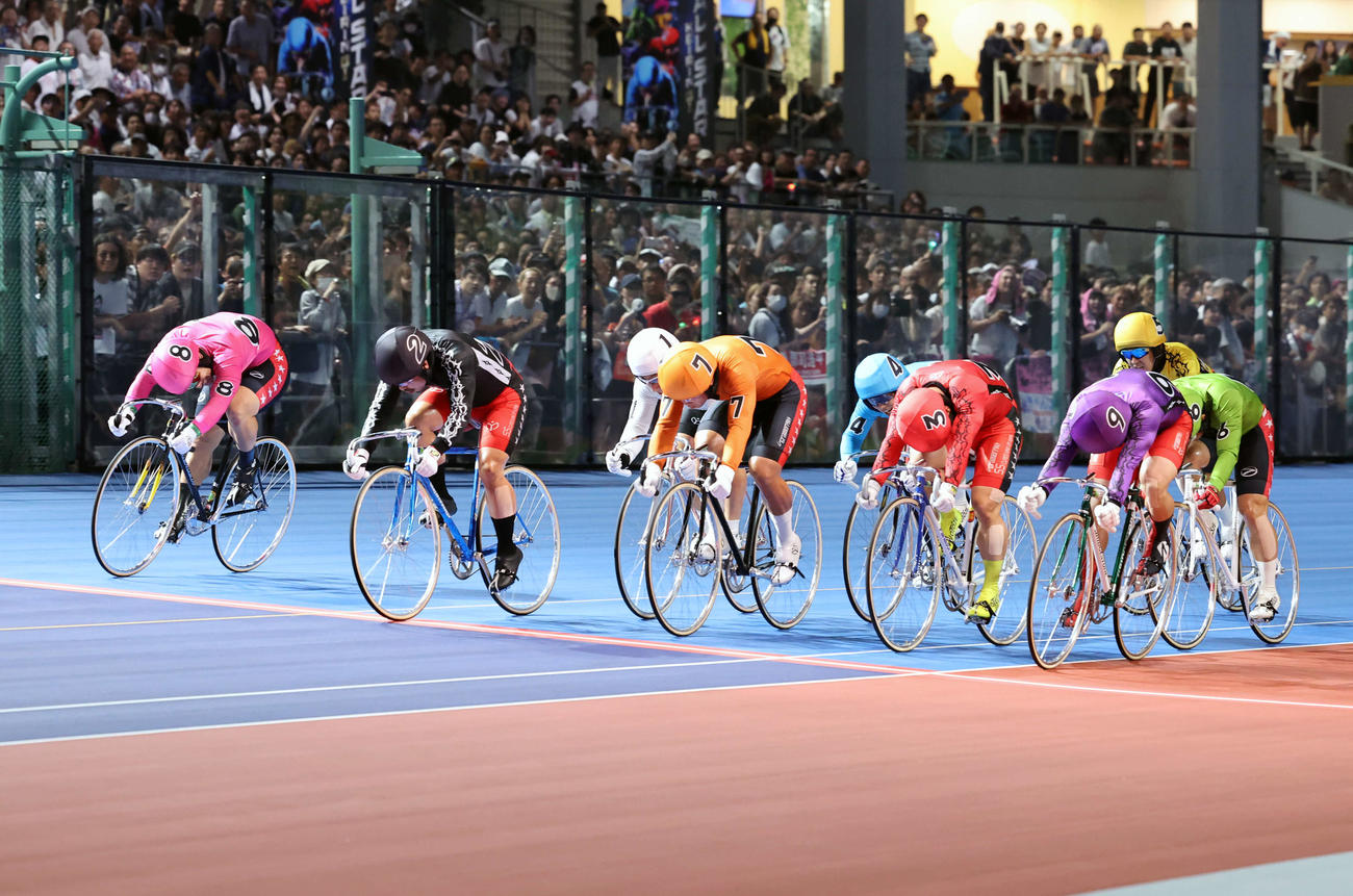 オールスター決勝ゴールを1着で駆け抜ける古性優作（左から2人目）（撮影・鈴木正人）