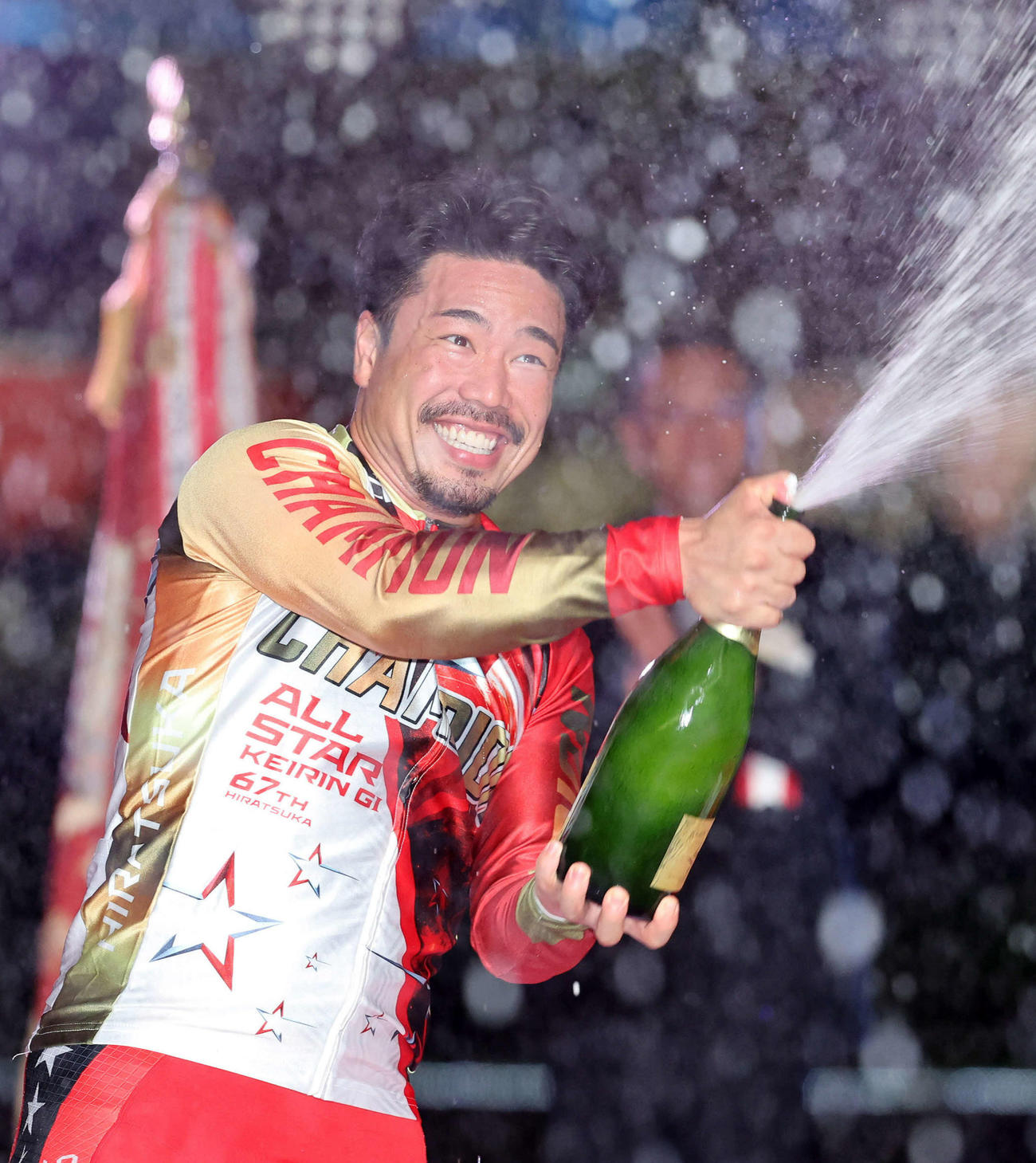 オールスター制覇を果たしてシャンパンファイトする古性優作（撮影・鈴木正人）