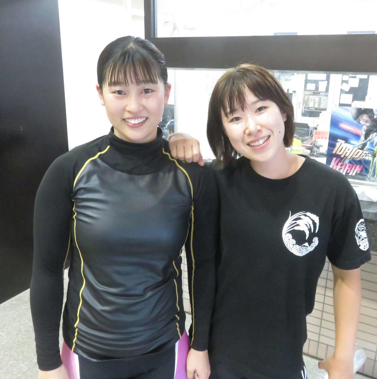 取手競輪　中村美那（左）と吉村早耶香が決勝10Rへ健闘を誓う（撮影・野島成浩）