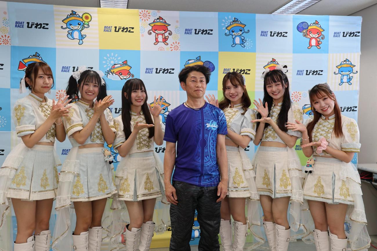 優勝を飾った吉川元浩が、佐賀競馬公式アイドルグループUMATENAから祝福を受けた（外部提供）