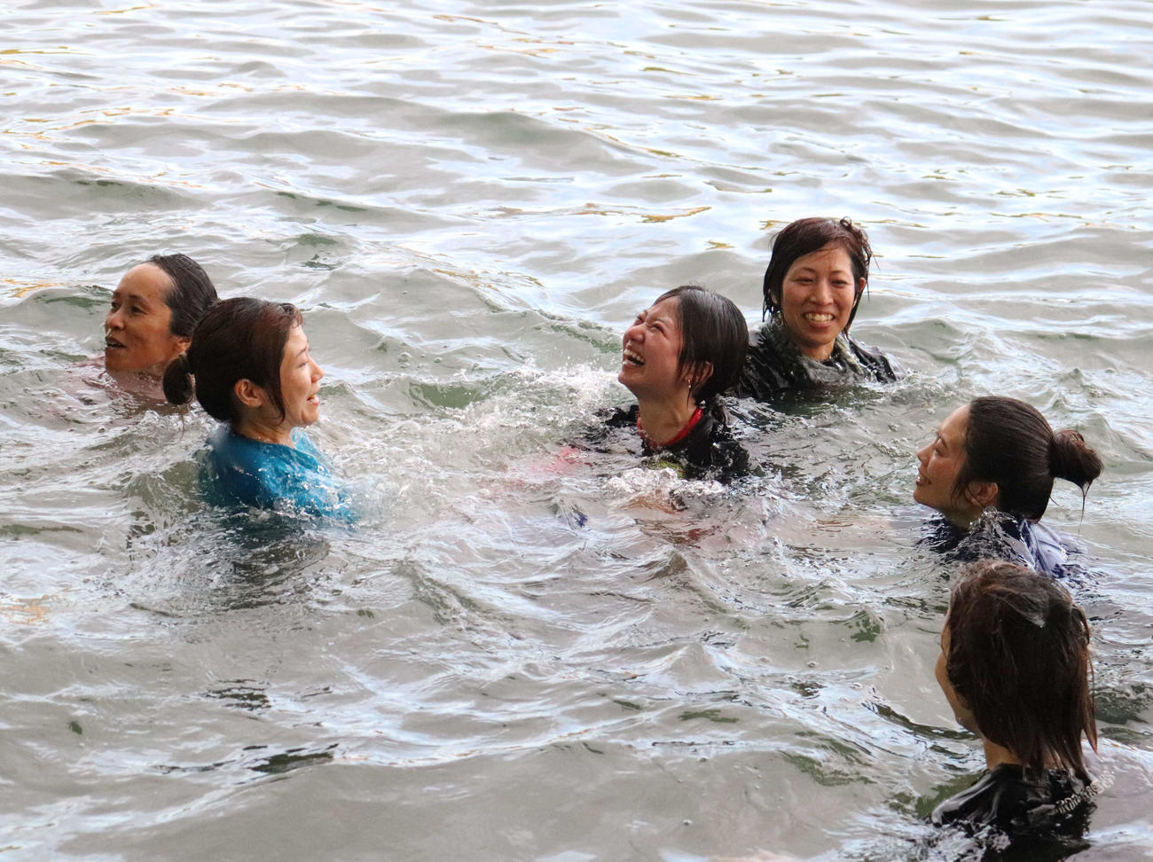 水面に投げ込まれた川井萌（中央）の笑顔（左から松瀬弘美、木村紗友希、川井、長嶋万記、山下友貴、鈴木成美）