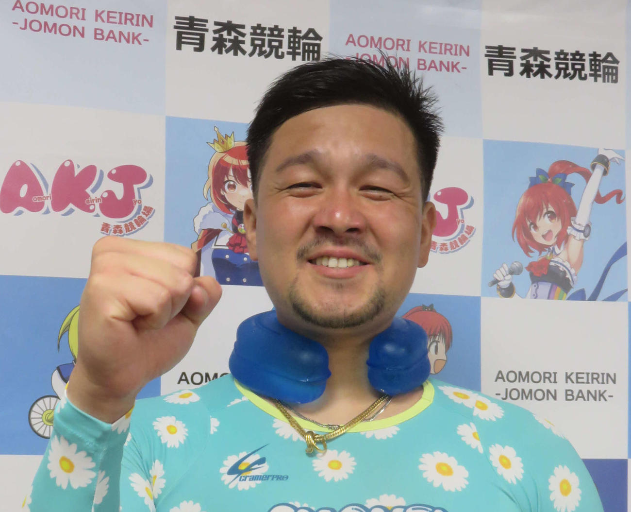 安本昇平はおどけた表情を見せる