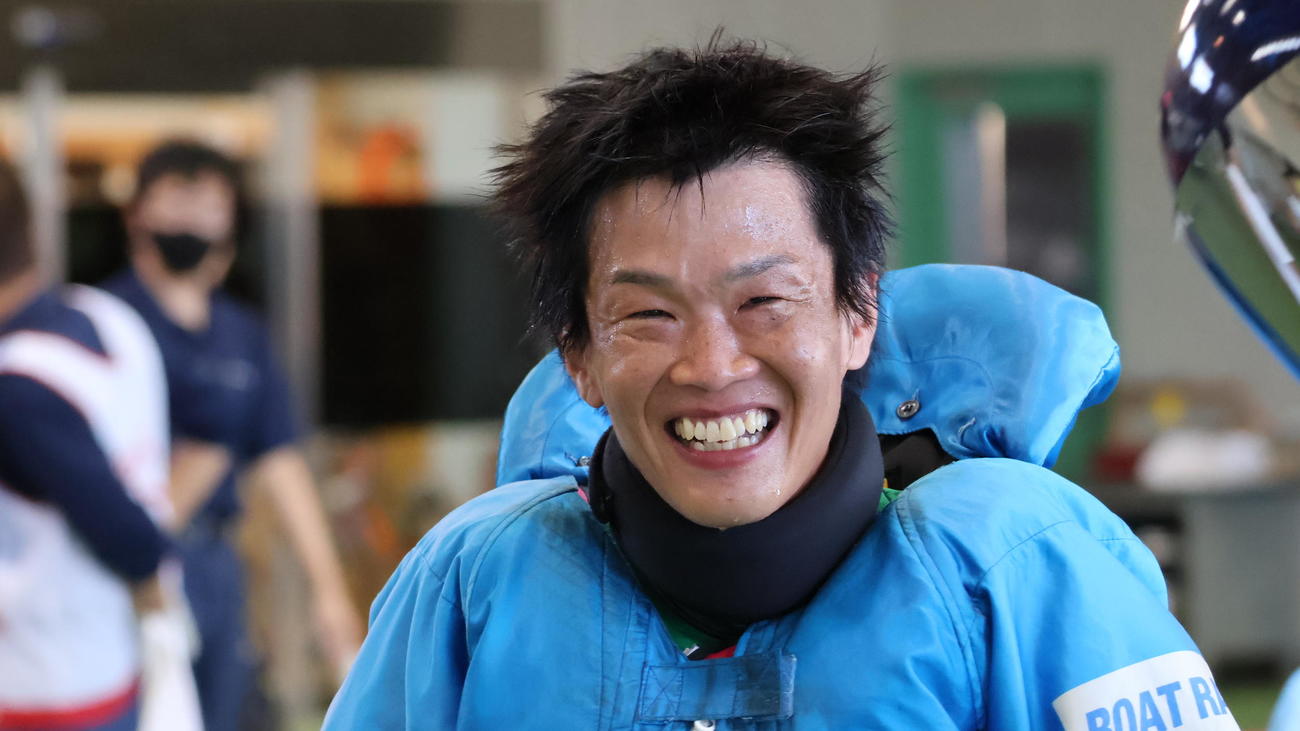連勝スタートを決めた水原慎は笑顔で引き揚げてきた