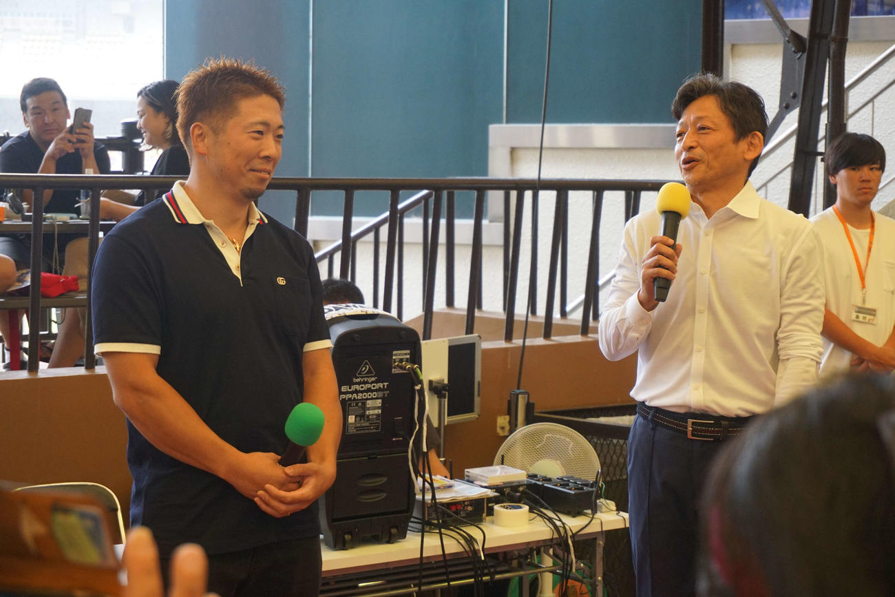 トークショーで深谷知広は参加選手を思いやった（右はヤマコウ氏）