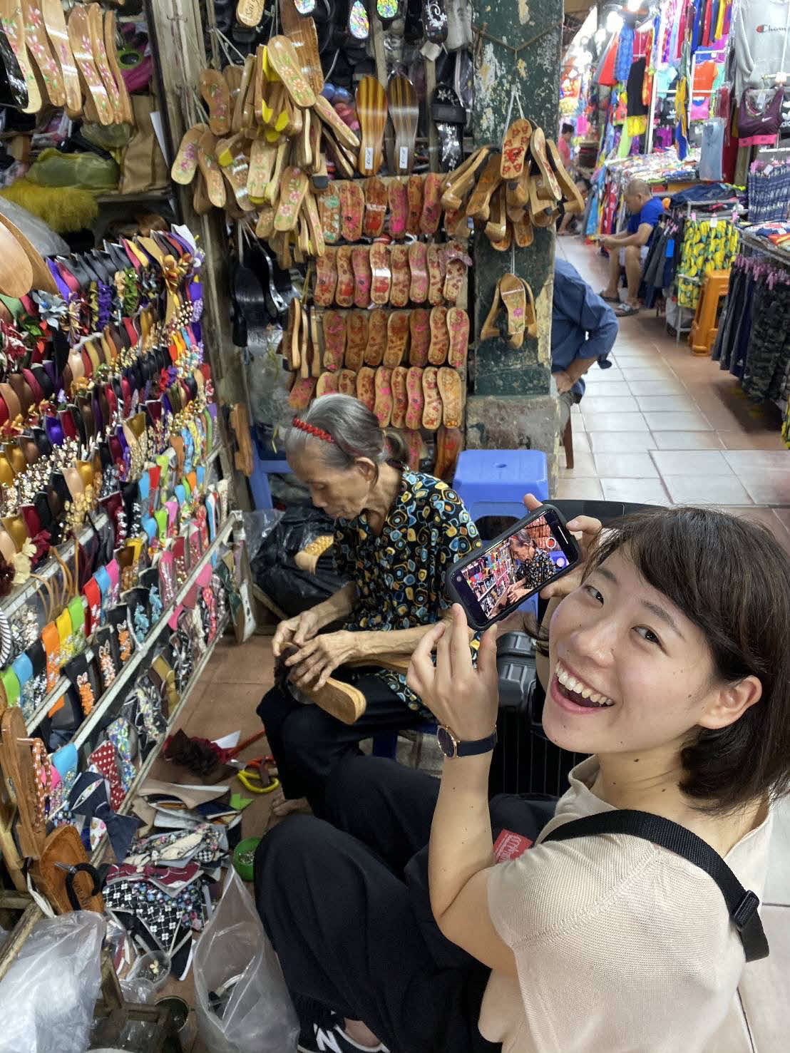 ベトナムの市場でサンダルを作ってもらう（本人提供）