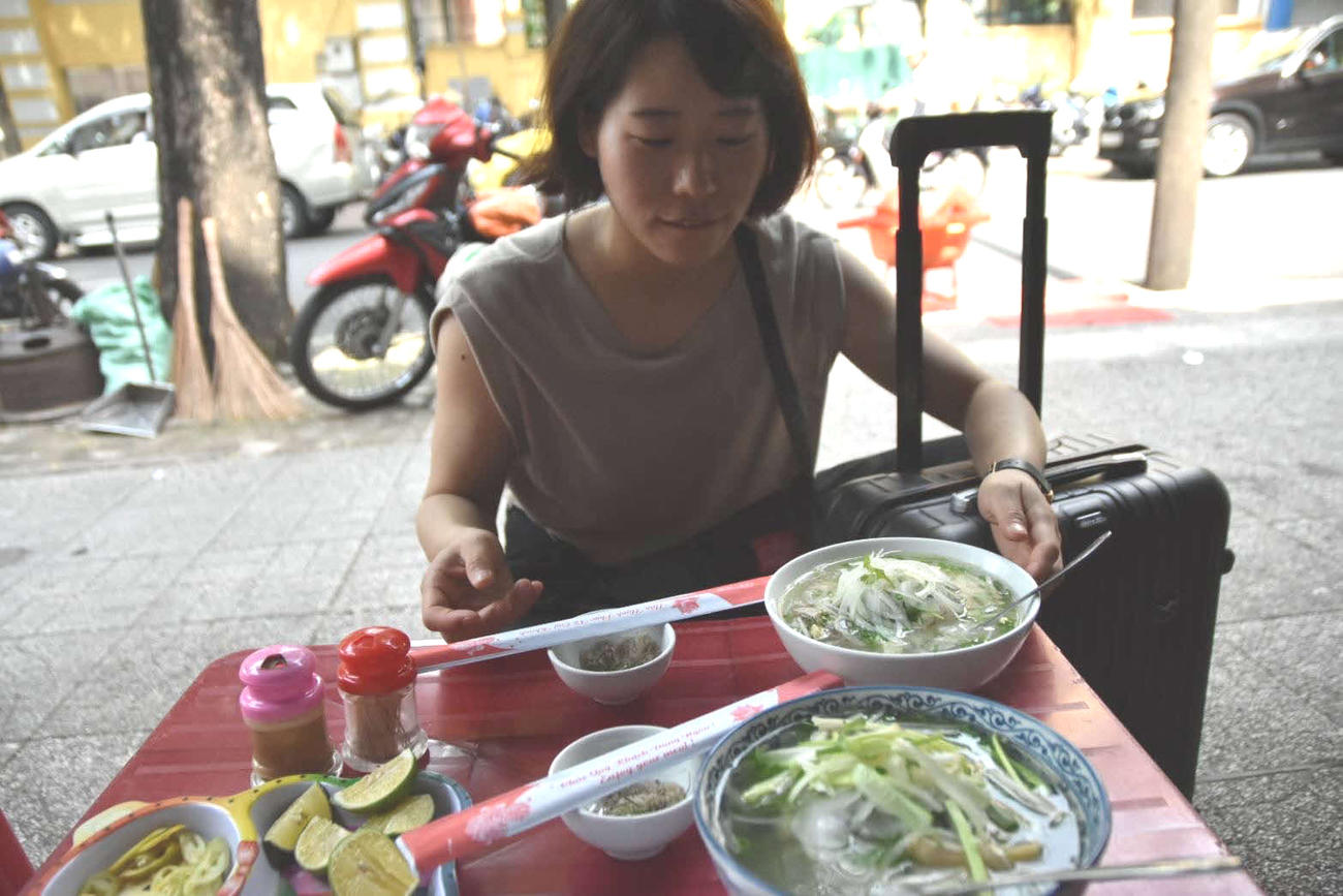 ベトナム旅行でフォーを食べる（本人提供）