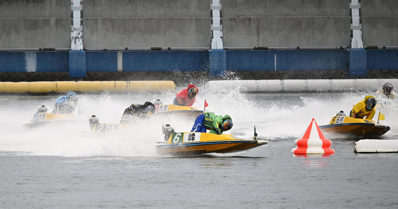 6R1周目2マークをトップで回る1着6番峰竜太、2着2番白井英治、3着4番斉藤仁（撮影・和賀正仁）