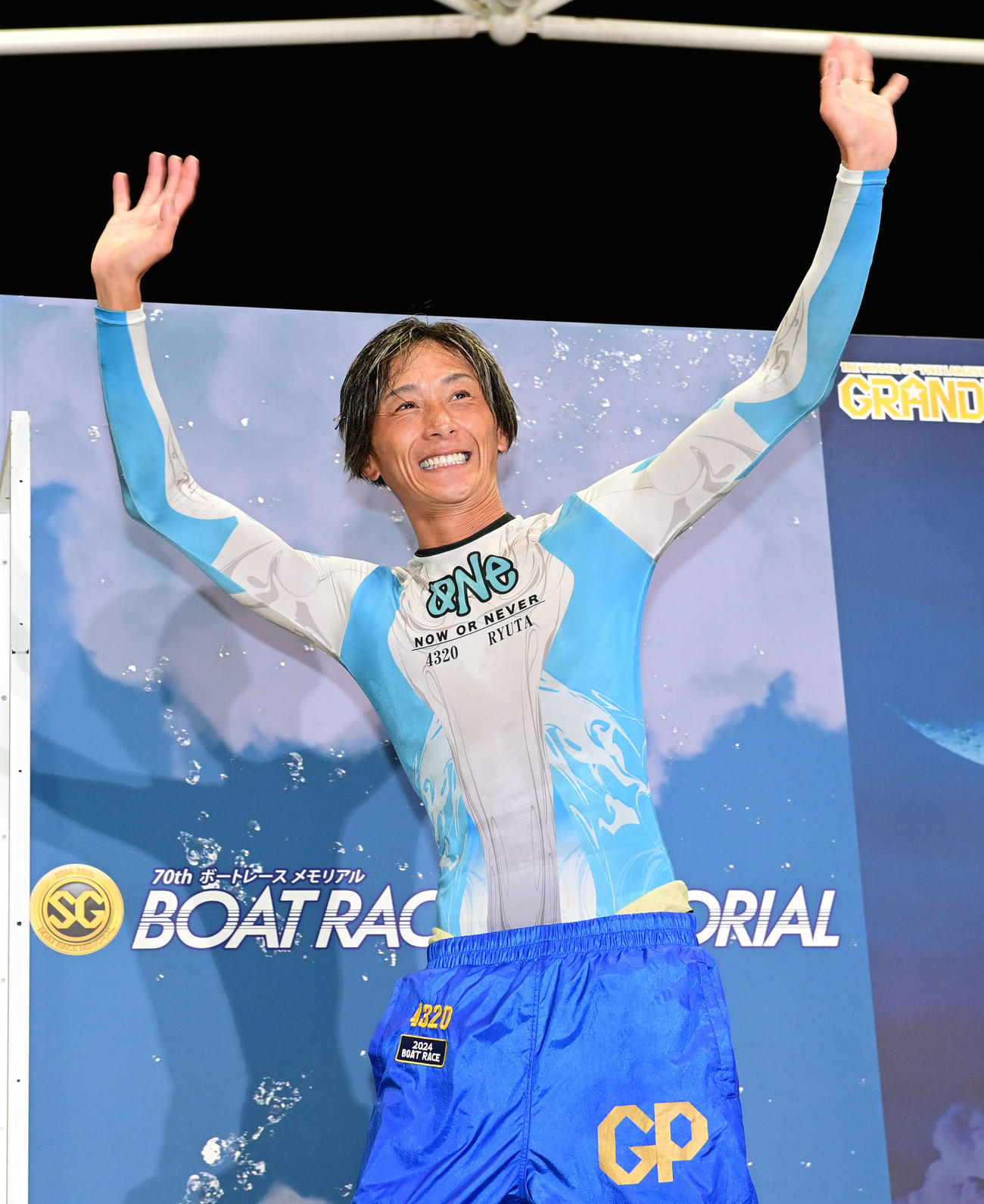 11Rに勝利しインタビュー後、ファンに手を振る峰竜太（撮影・和賀正仁）