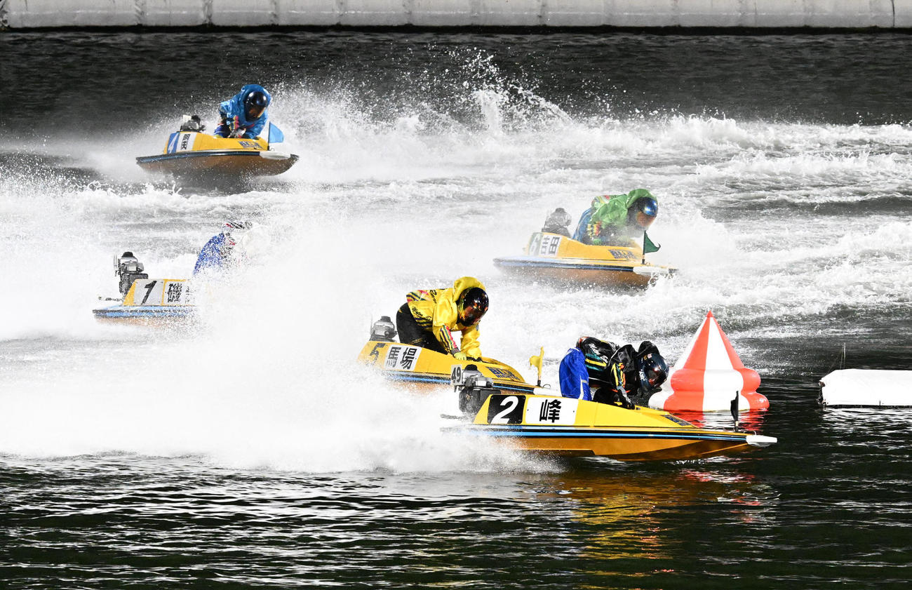 11R1周目2マークをトップで回る1着2番峰竜太、2着1番磯部誠、3着5番馬場貴也（撮影・和賀正仁）