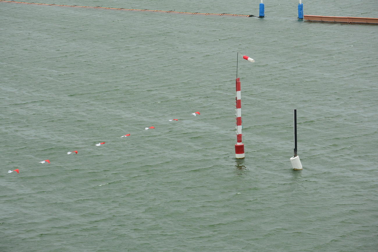 ホーム追い風が強く吹き、吹き流しや空中線が強くはためいていた