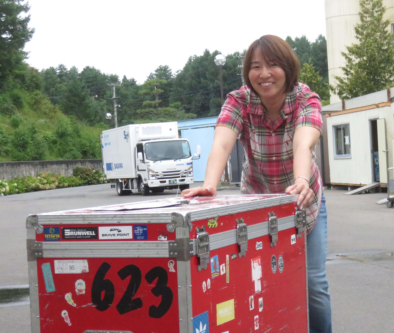 尾崎睦が「623（むつみ）」と記されたハードケースとともに前検入りする（撮影・野島成浩）