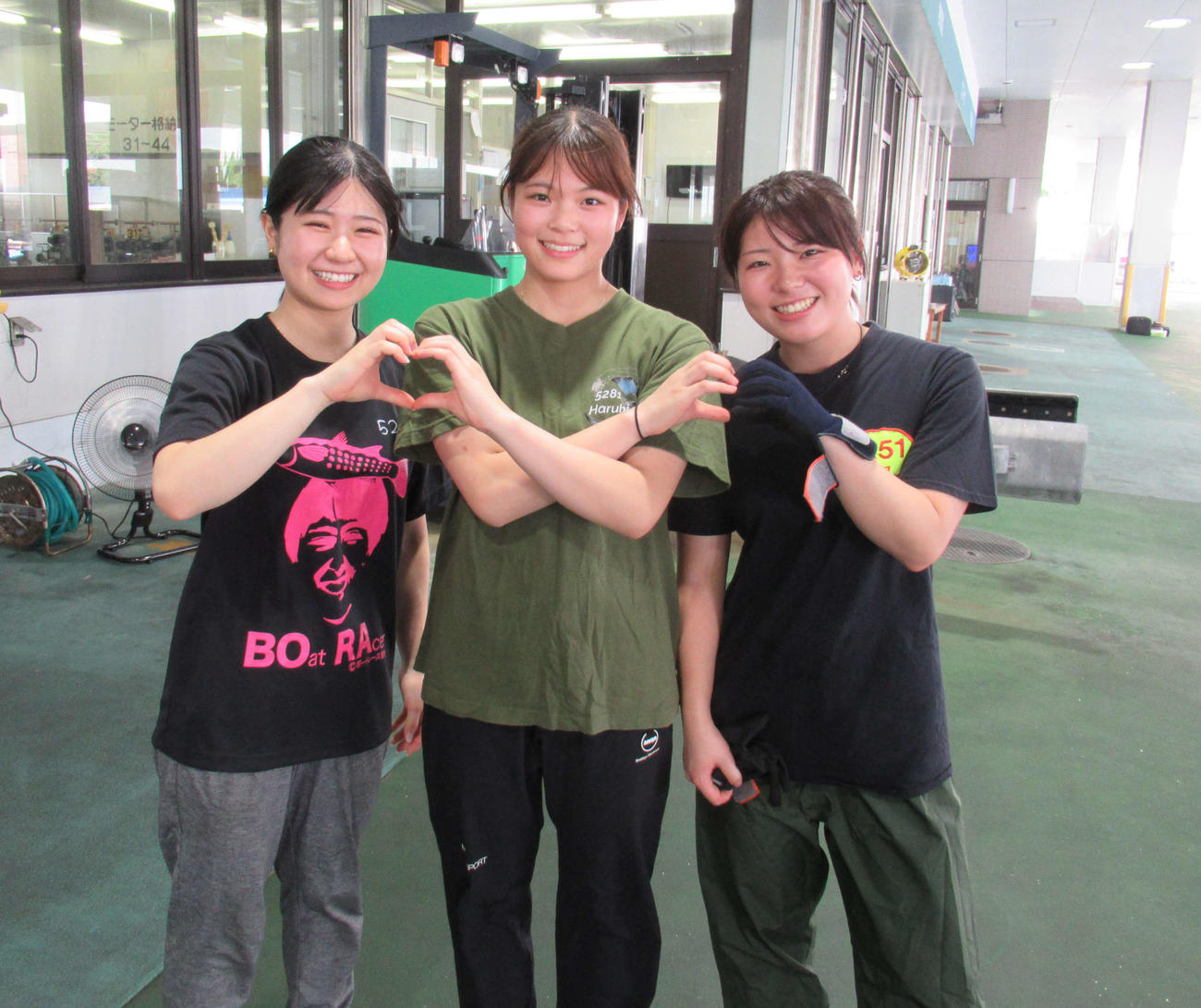 神里琴音、井上遥妃、沼田七華（左から）のほんわか3人組は手でハートを作って笑顔